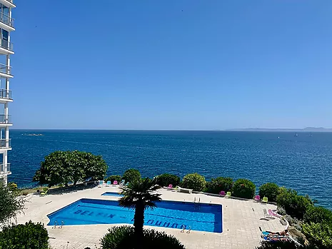 Apartament en venda en primera línia de mar a El Faro, Roses
