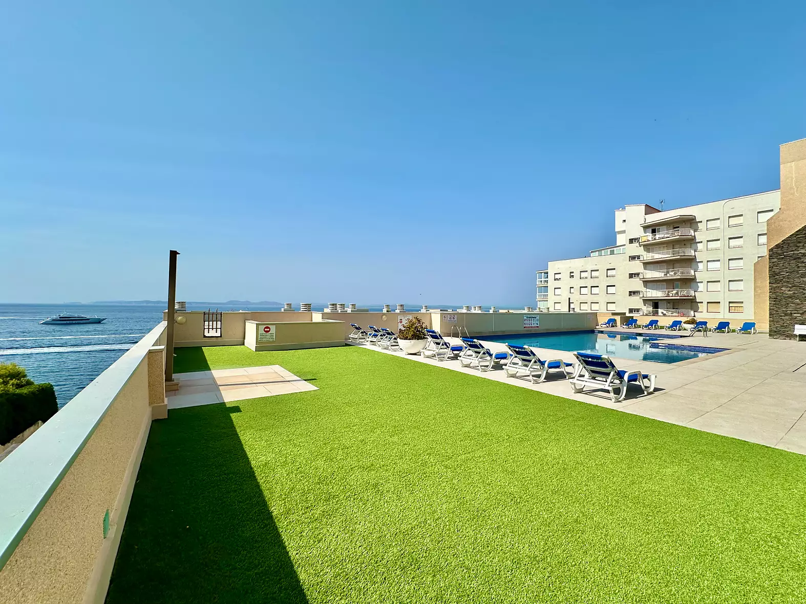 Apartament amb vistes al mar, piscina i aparcament privat en venda a Roses