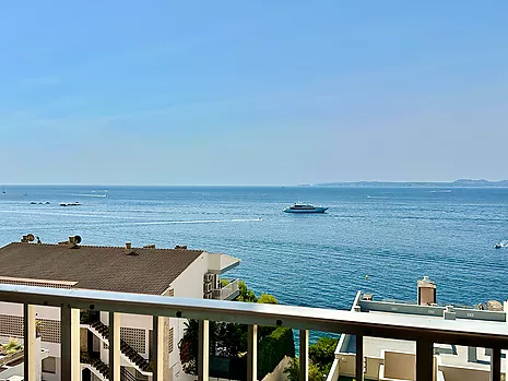 Apartment mit Meerblick, Pool und Privatparkplatz zum Verkauf in Roses