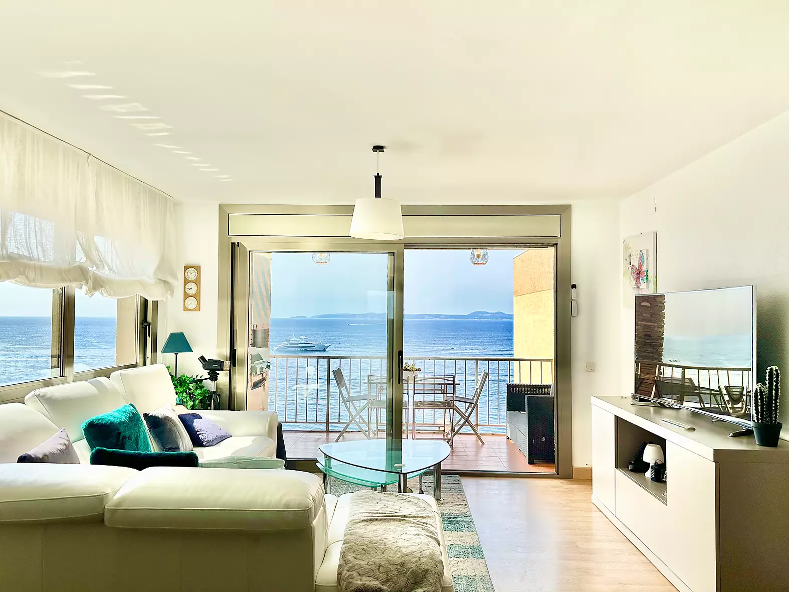 Apartament amb vistes al mar, piscina i aparcament privat en venda a Roses