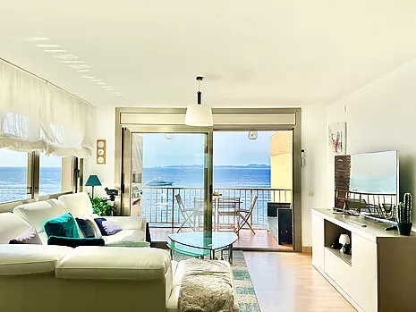 Apartamento con vistas al mar, piscina y parking privado en venta en Roses