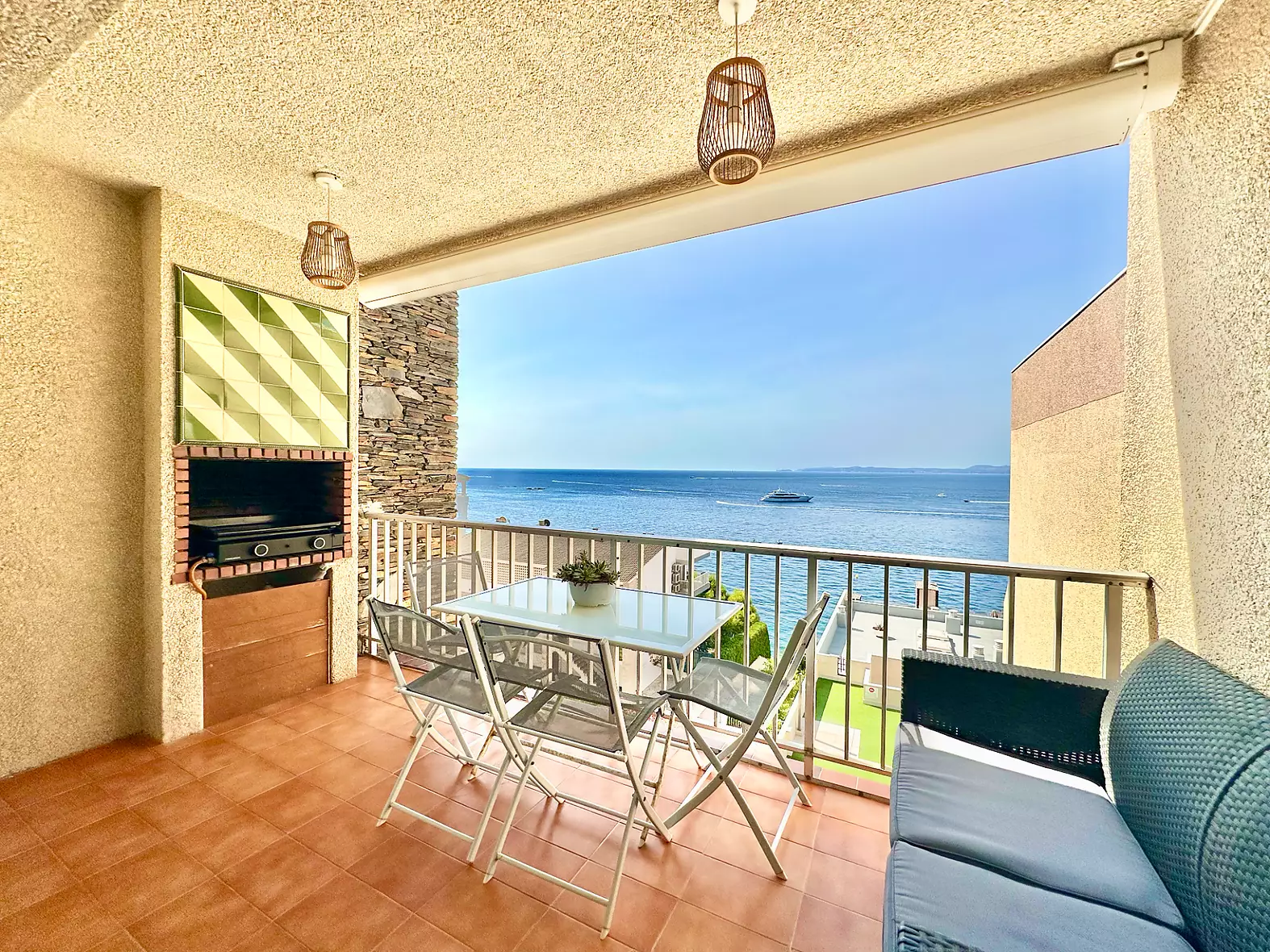 Apartament amb vistes al mar, piscina i aparcament privat en venda a Roses