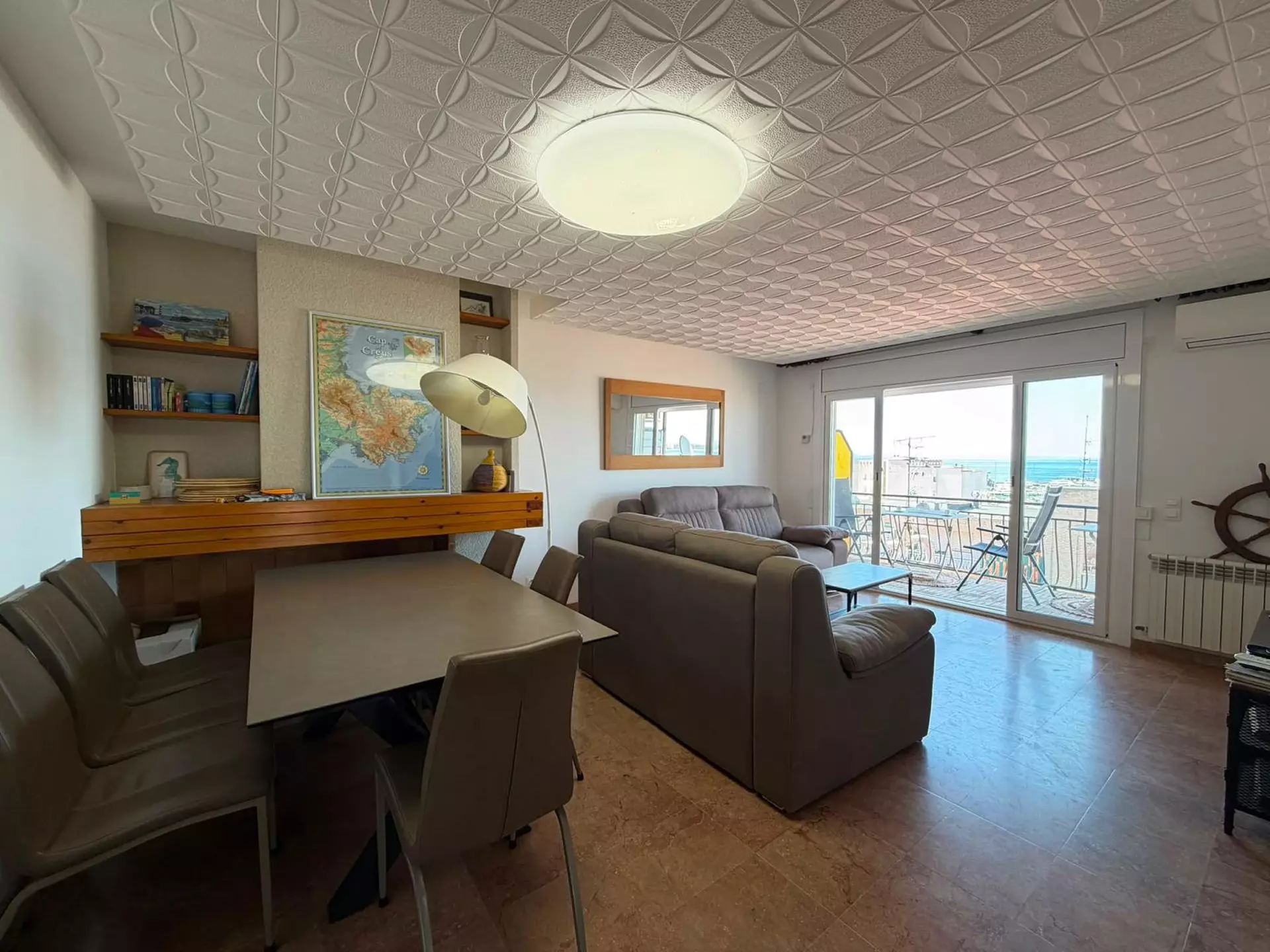 Central apartment with tourist license, sea views and garage in Roses