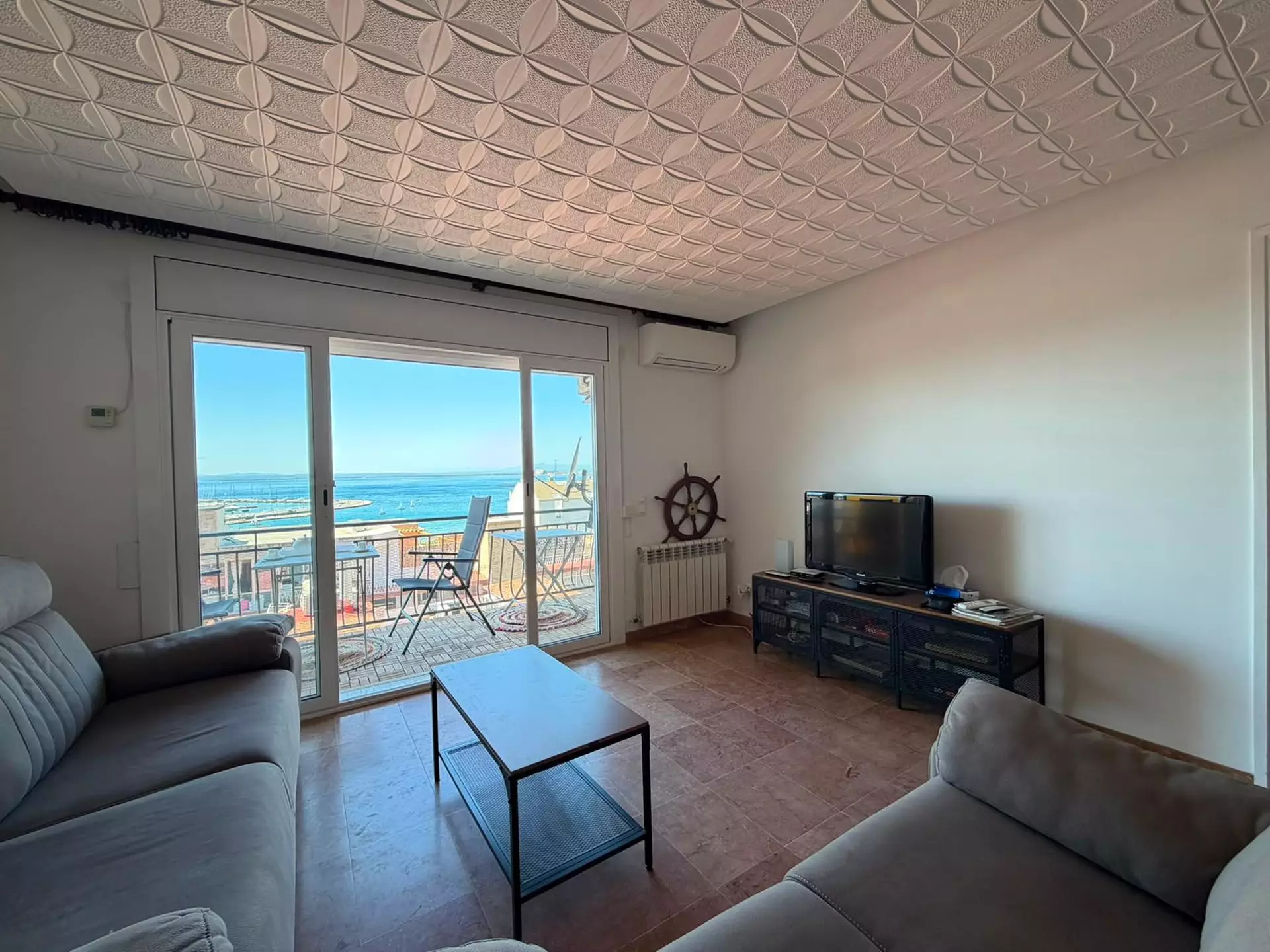 Central apartment with tourist license, sea views and garage in Roses