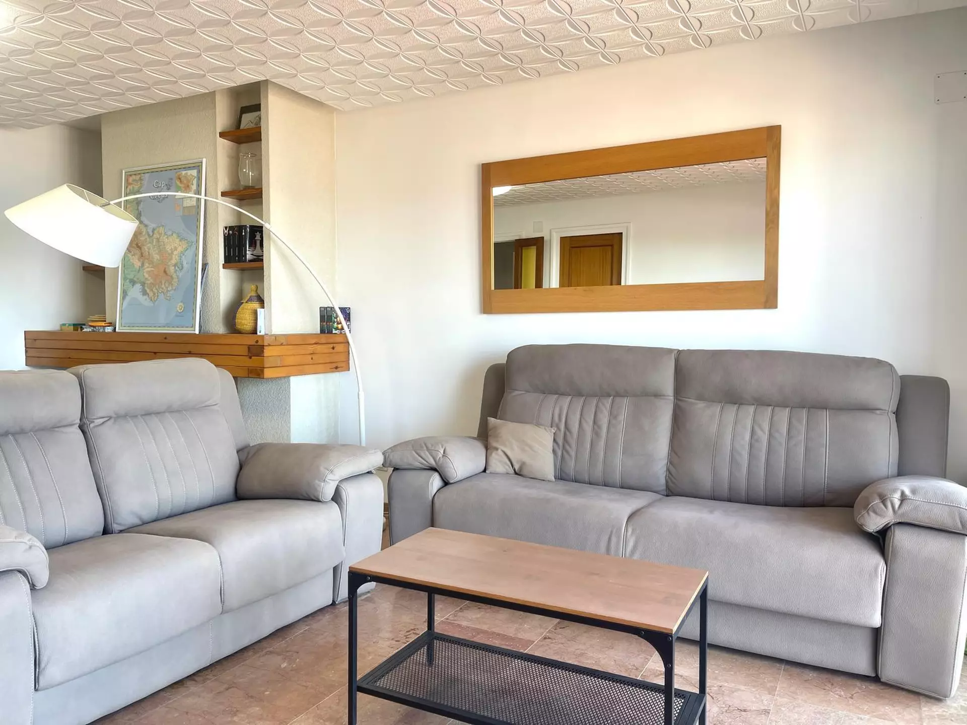 Central apartment with tourist license, sea views and garage in Roses