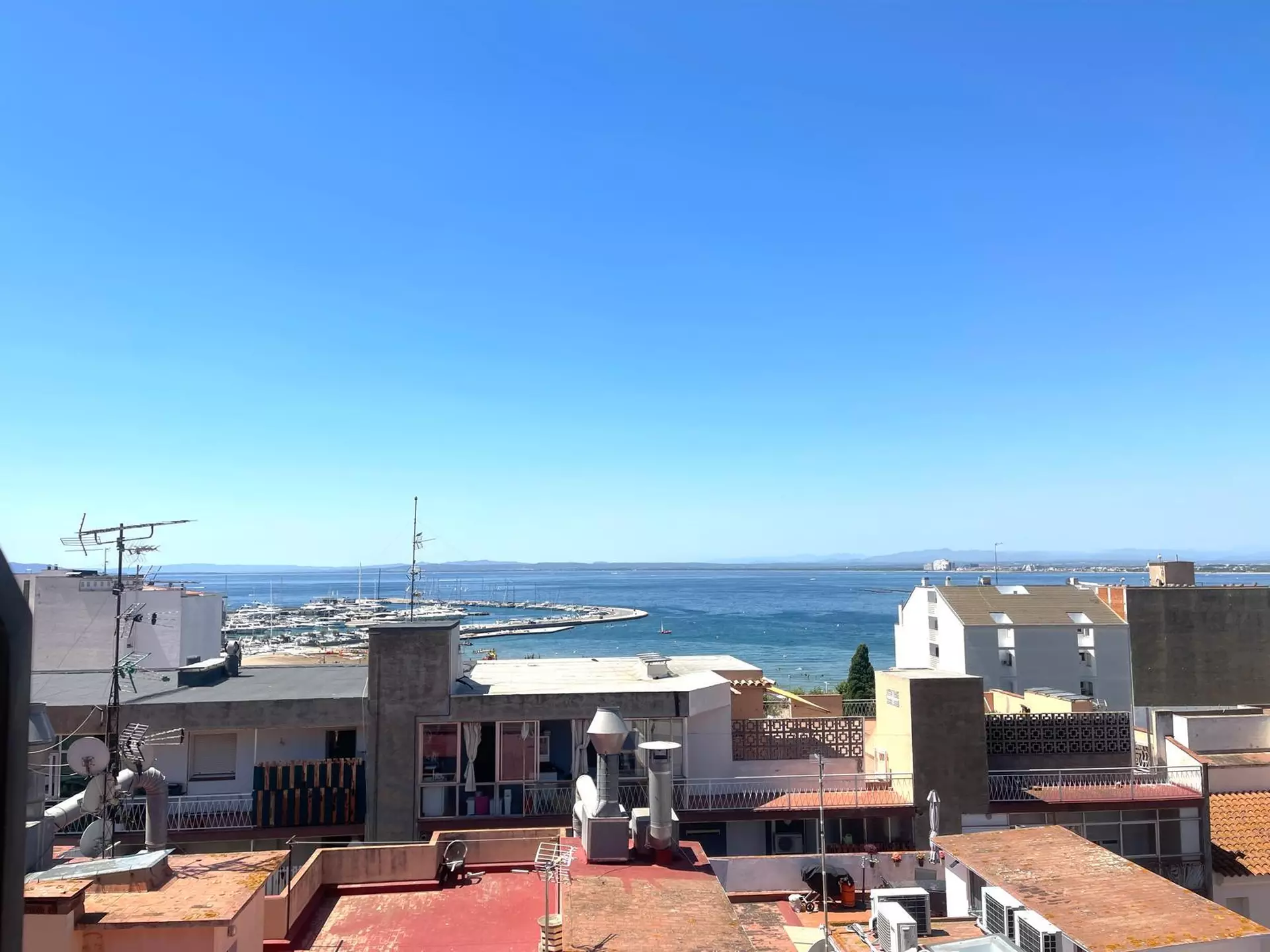 Central apartment with tourist license, sea views and garage in Roses