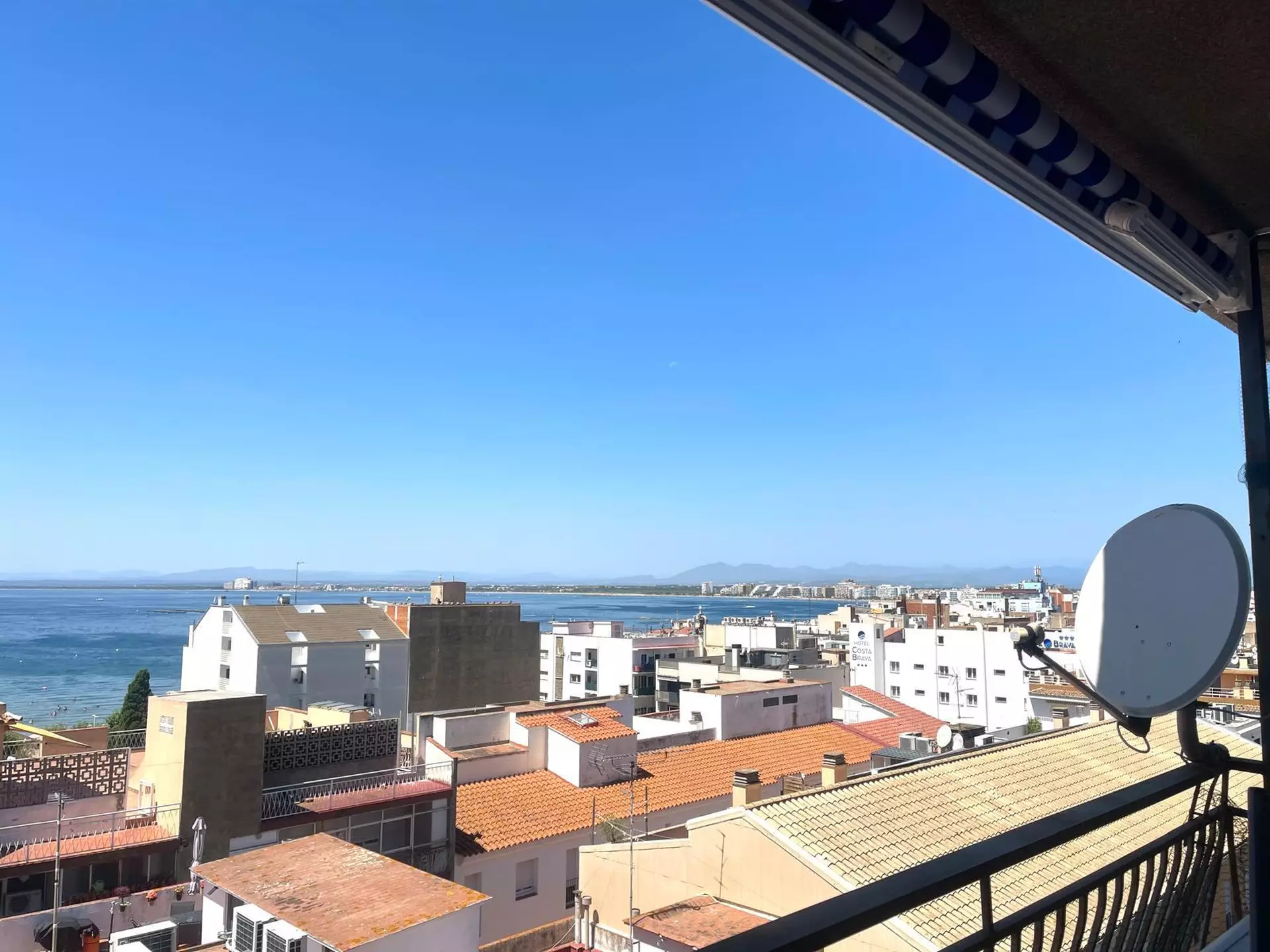 Central apartment with tourist license, sea views and garage in Roses