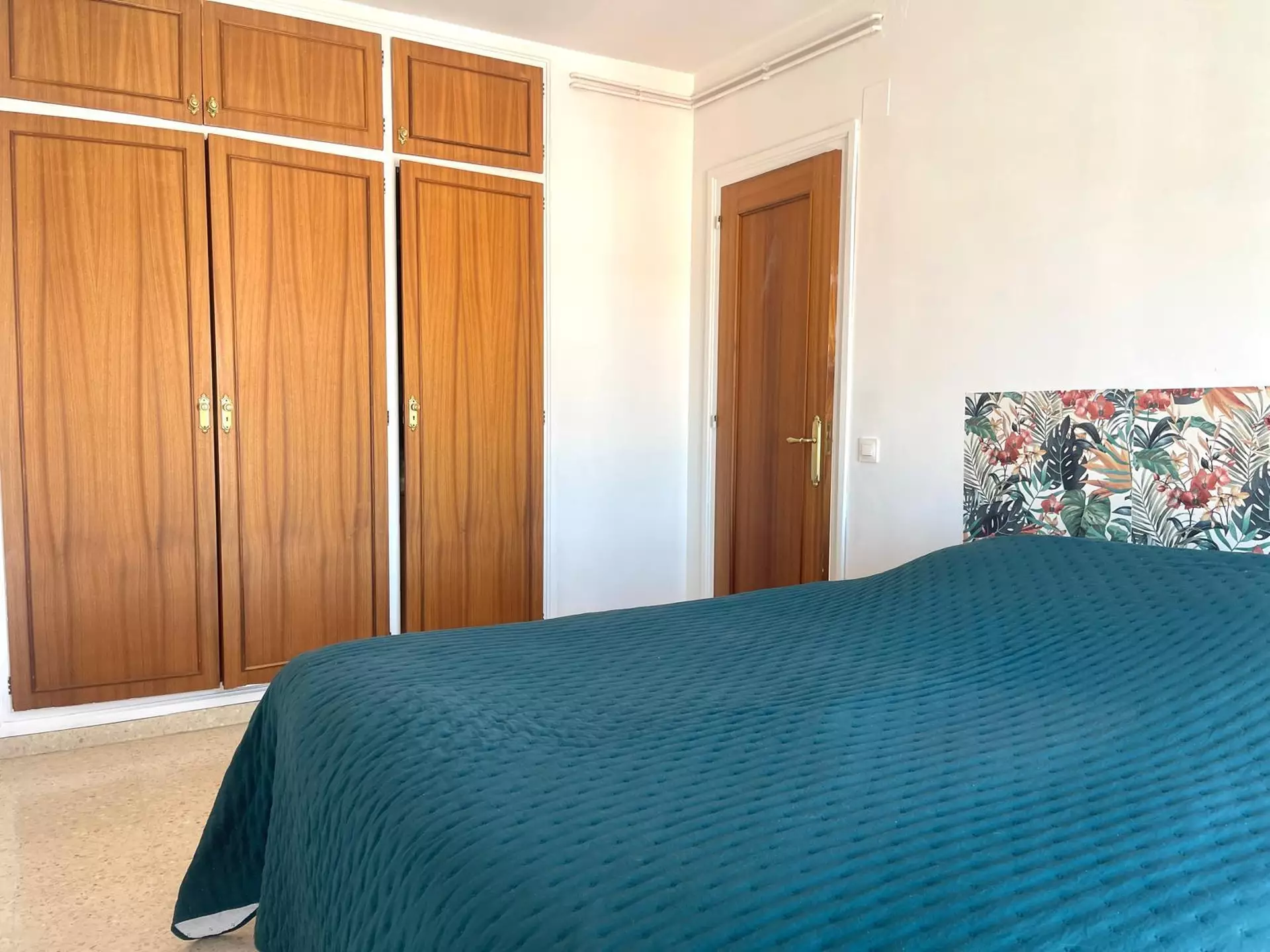 Central apartment with tourist license, sea views and garage in Roses