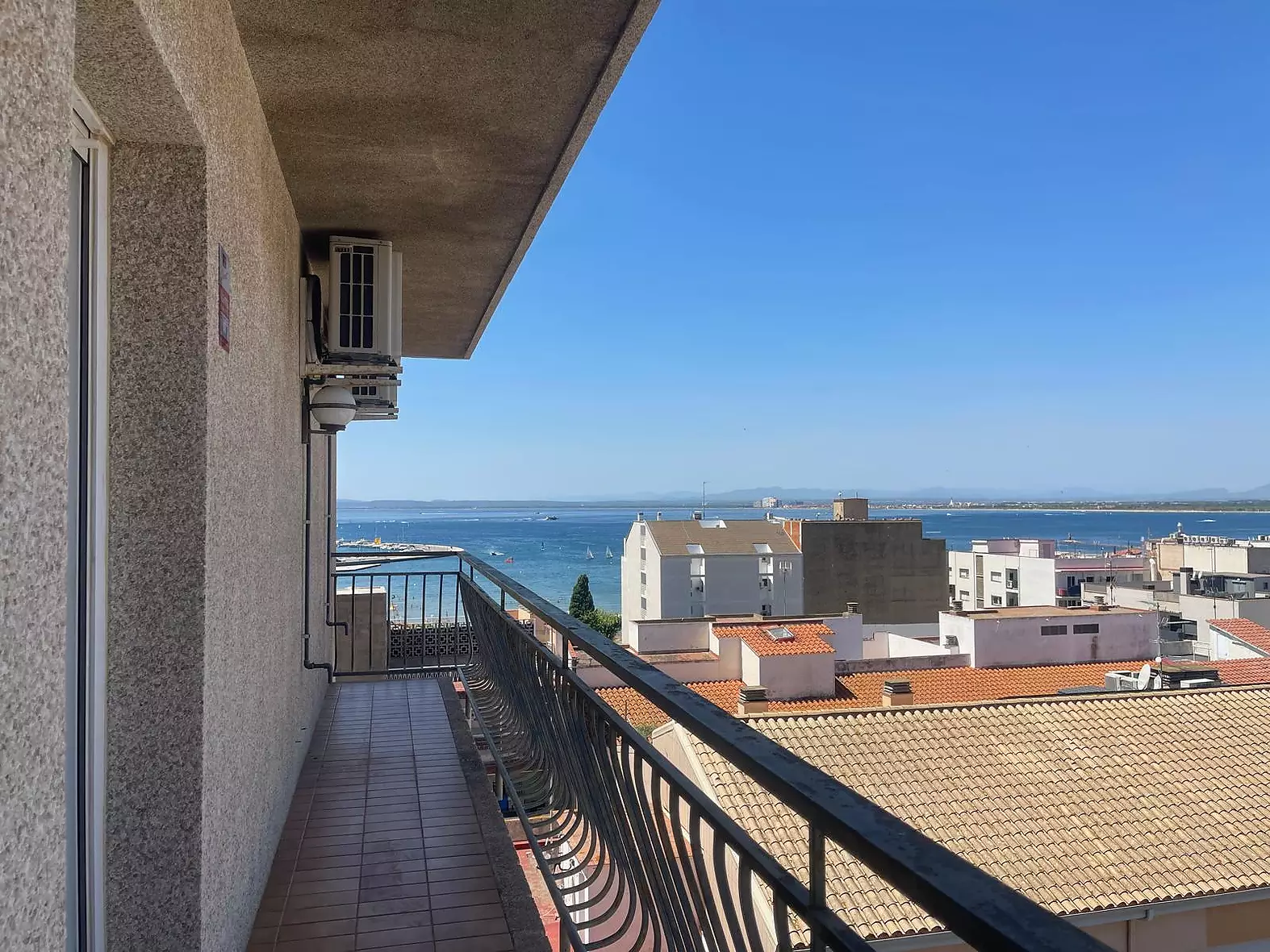 Apartament cèntric amb llicència turística, vistes al mar i garatge a Roses