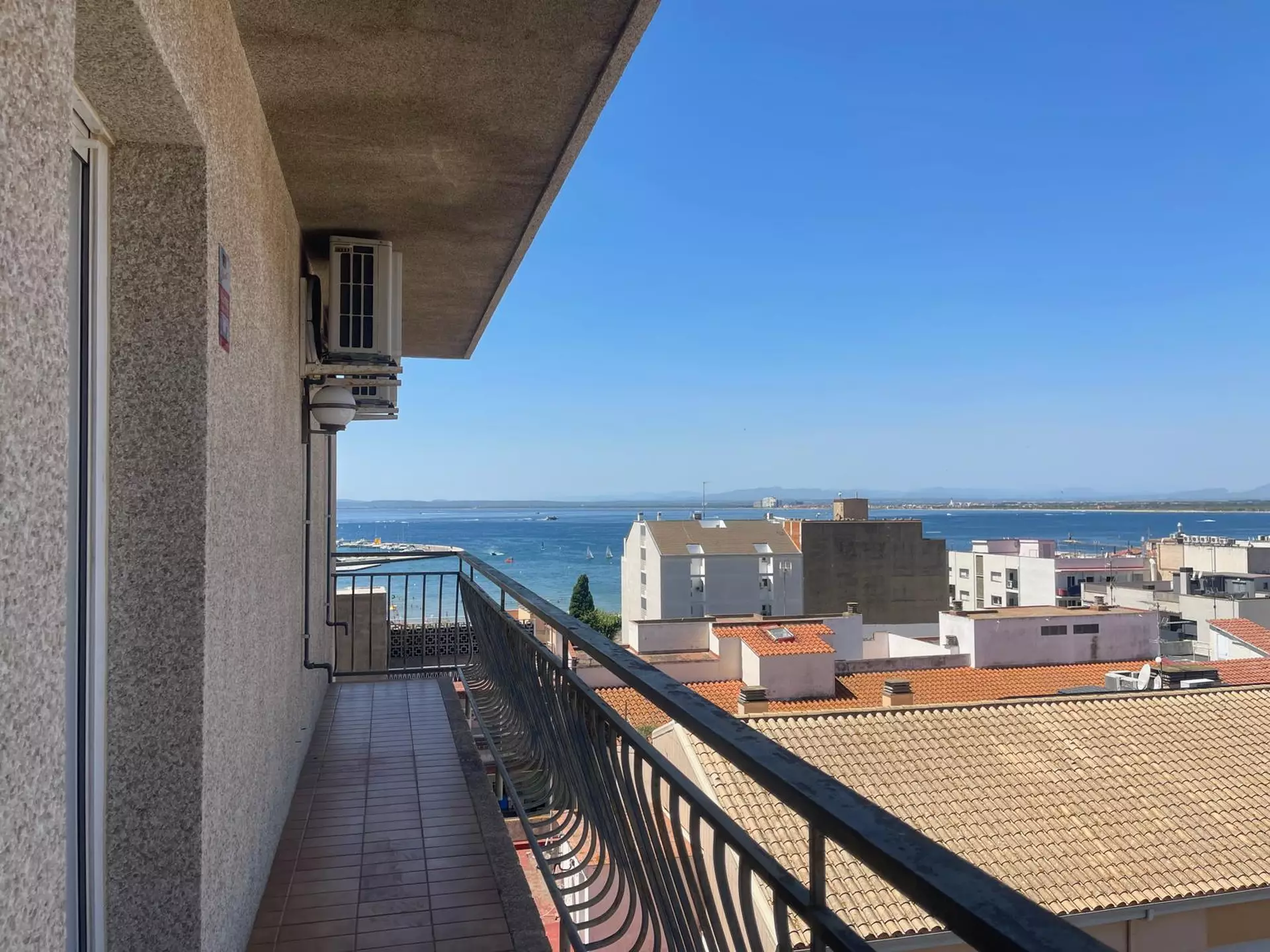Central apartment with tourist license, sea views and garage in Roses