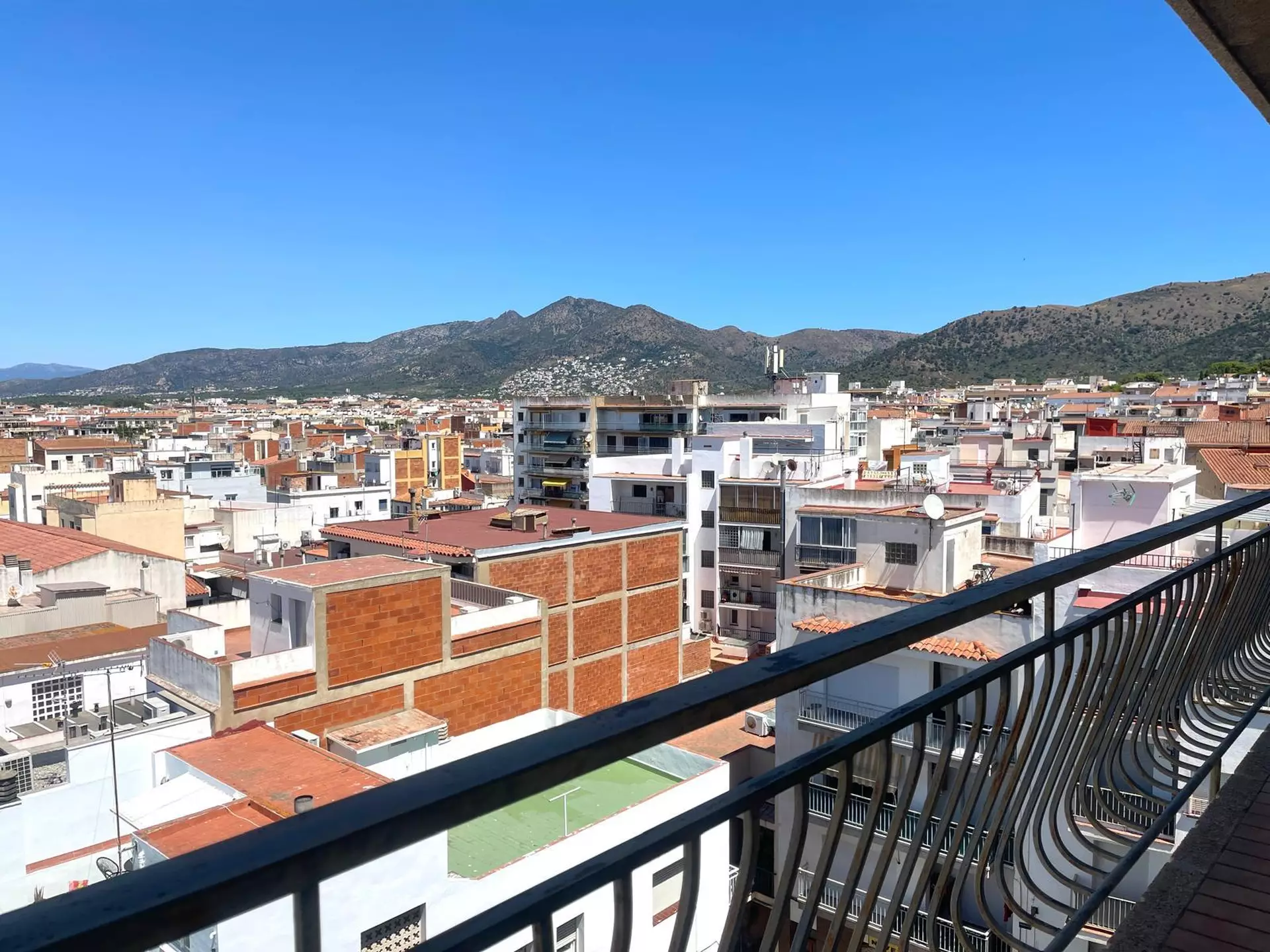 Central apartment with tourist license, sea views and garage in Roses
