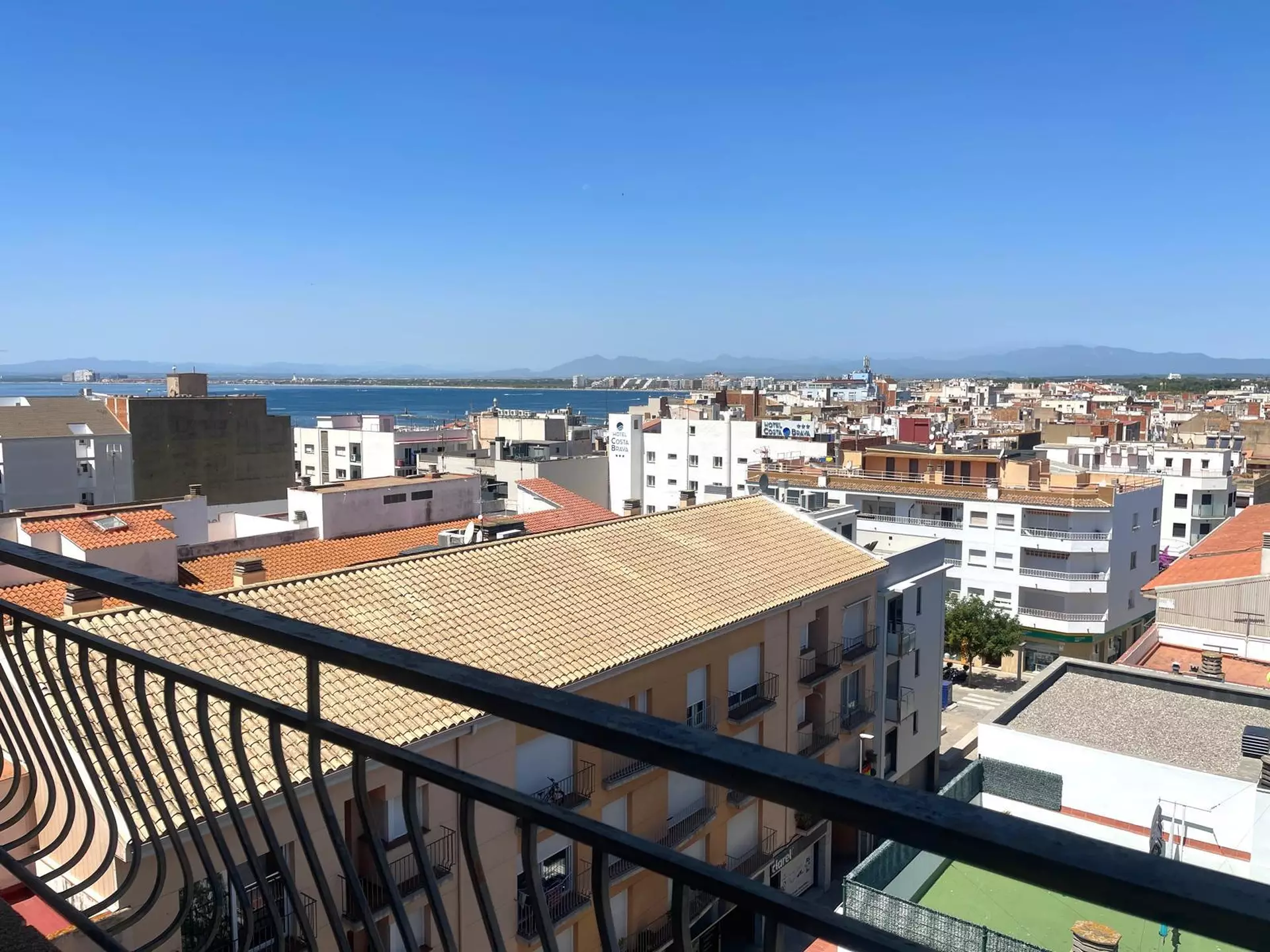 Central apartment with tourist license, sea views and garage in Roses