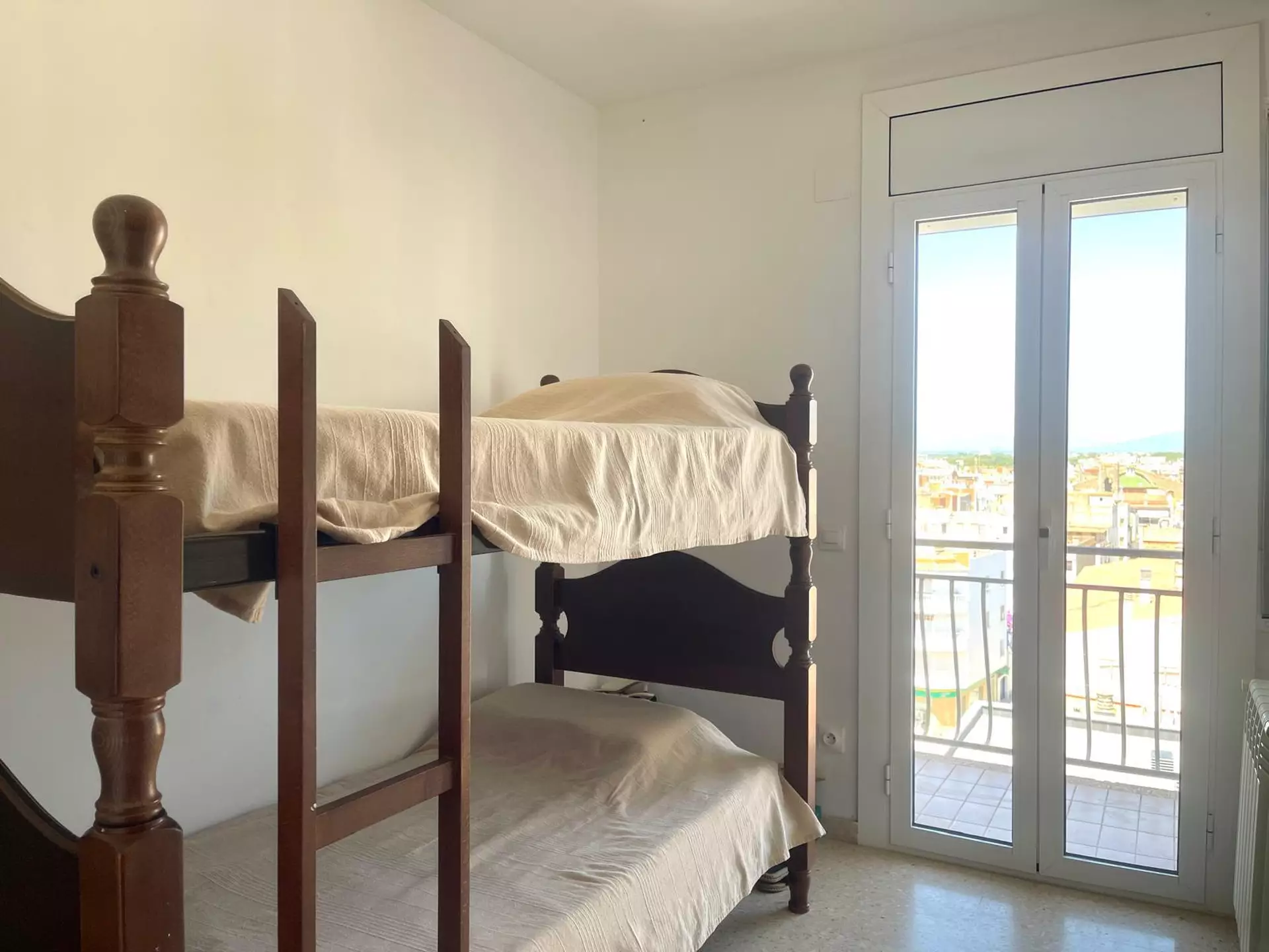 Central apartment with tourist license, sea views and garage in Roses