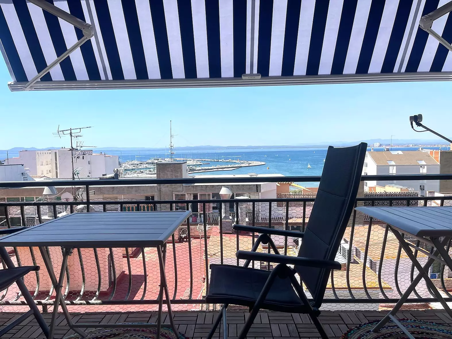 Apartament cèntric amb llicència turística, vistes al mar i garatge a Roses