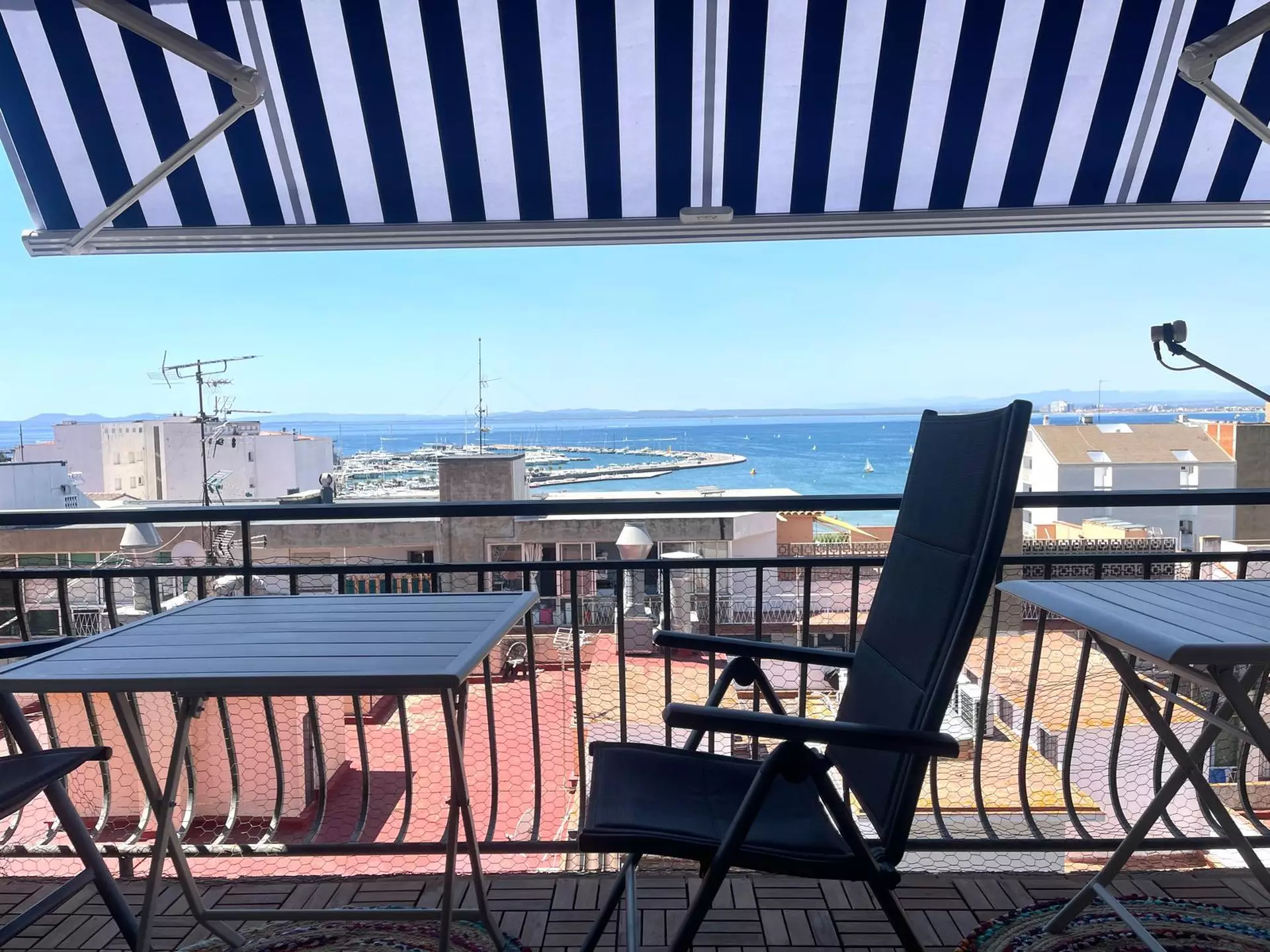 Central apartment with tourist license, sea views and garage in Roses