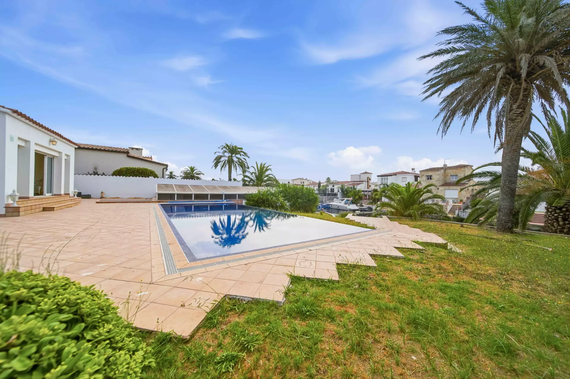 Casa amb dos amarratges i gran garatge a Empuriabrava