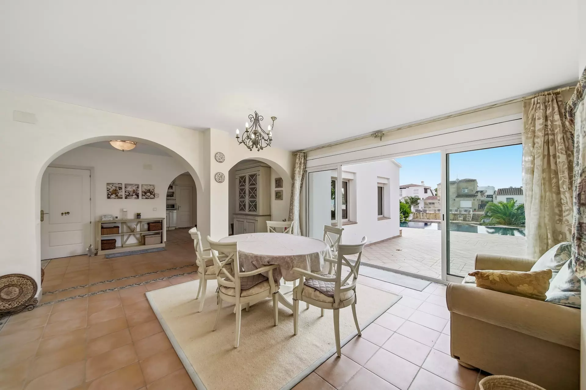 Casa amb dos amarratges i gran garatge a Empuriabrava