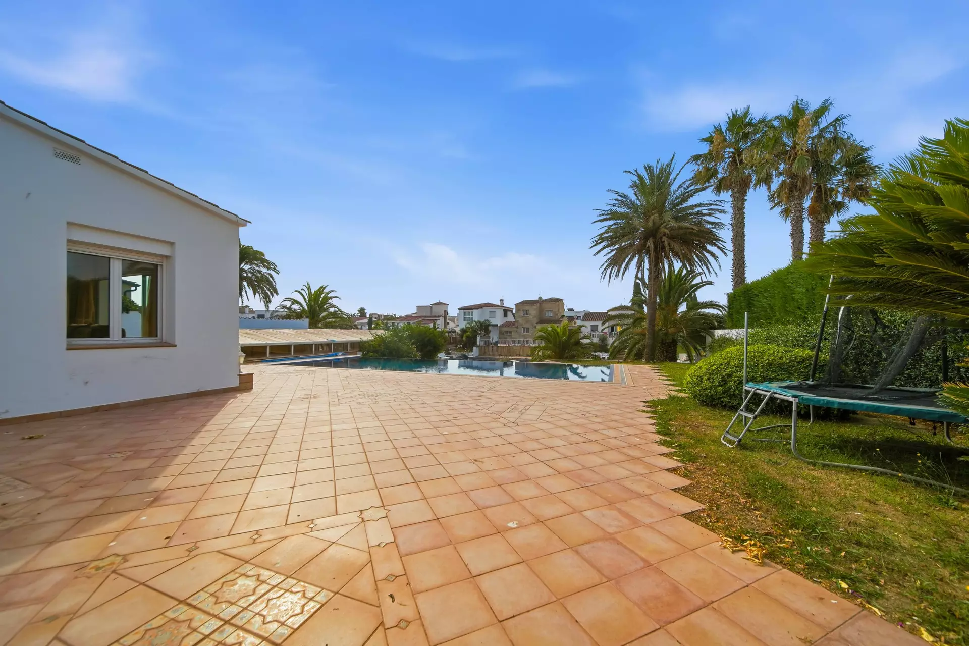 Casa amb dos amarratges i gran garatge a Empuriabrava