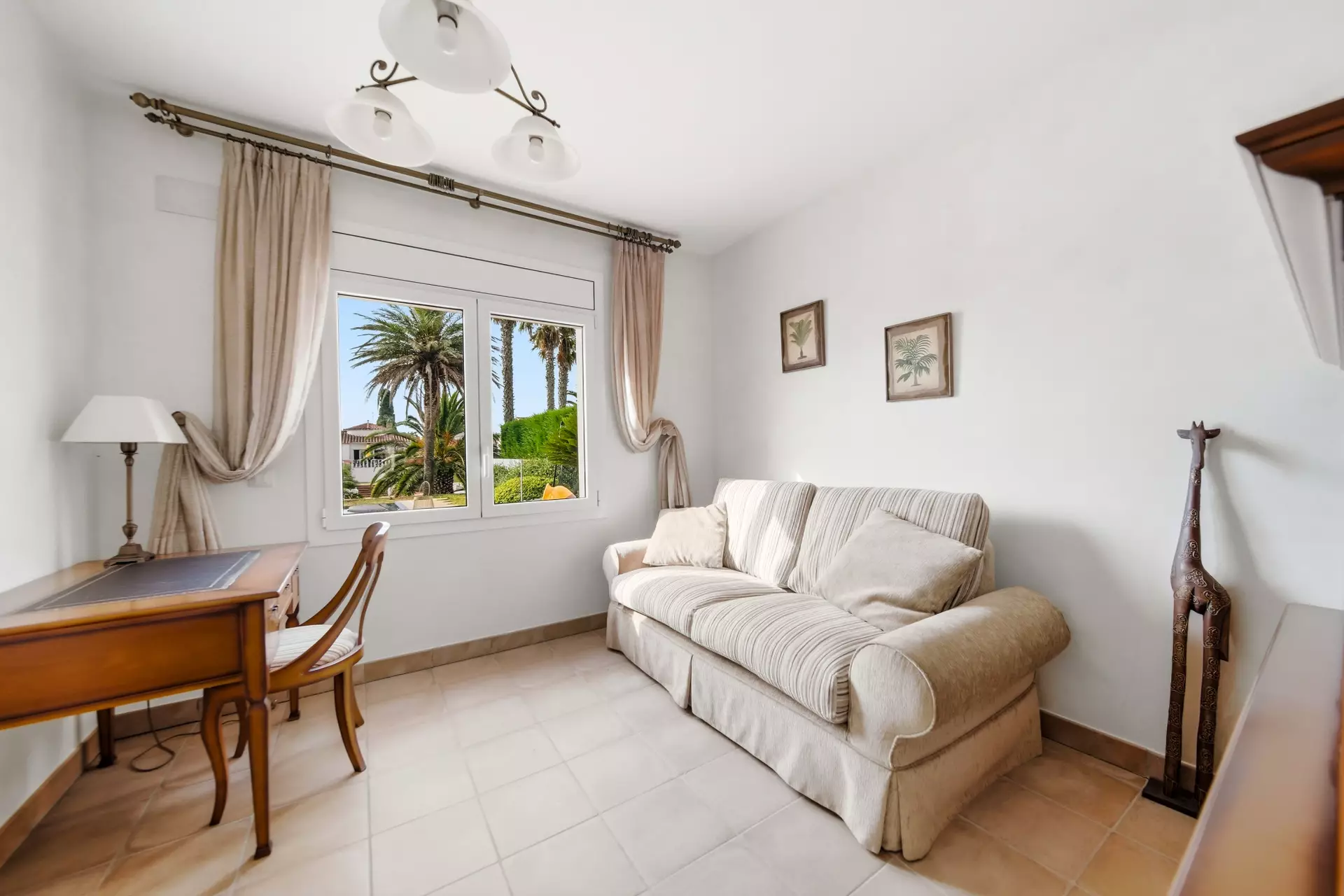 Casa amb dos amarratges i gran garatge a Empuriabrava