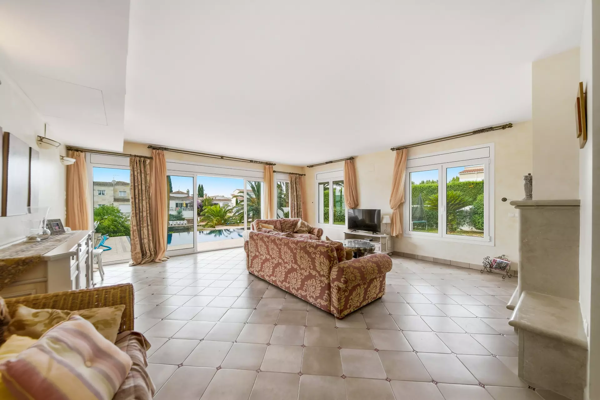 Casa amb dos amarratges i gran garatge a Empuriabrava