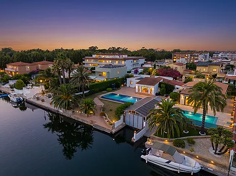 Haus mit zwei Liegeplätzen und großer Garage in Empuriabrava