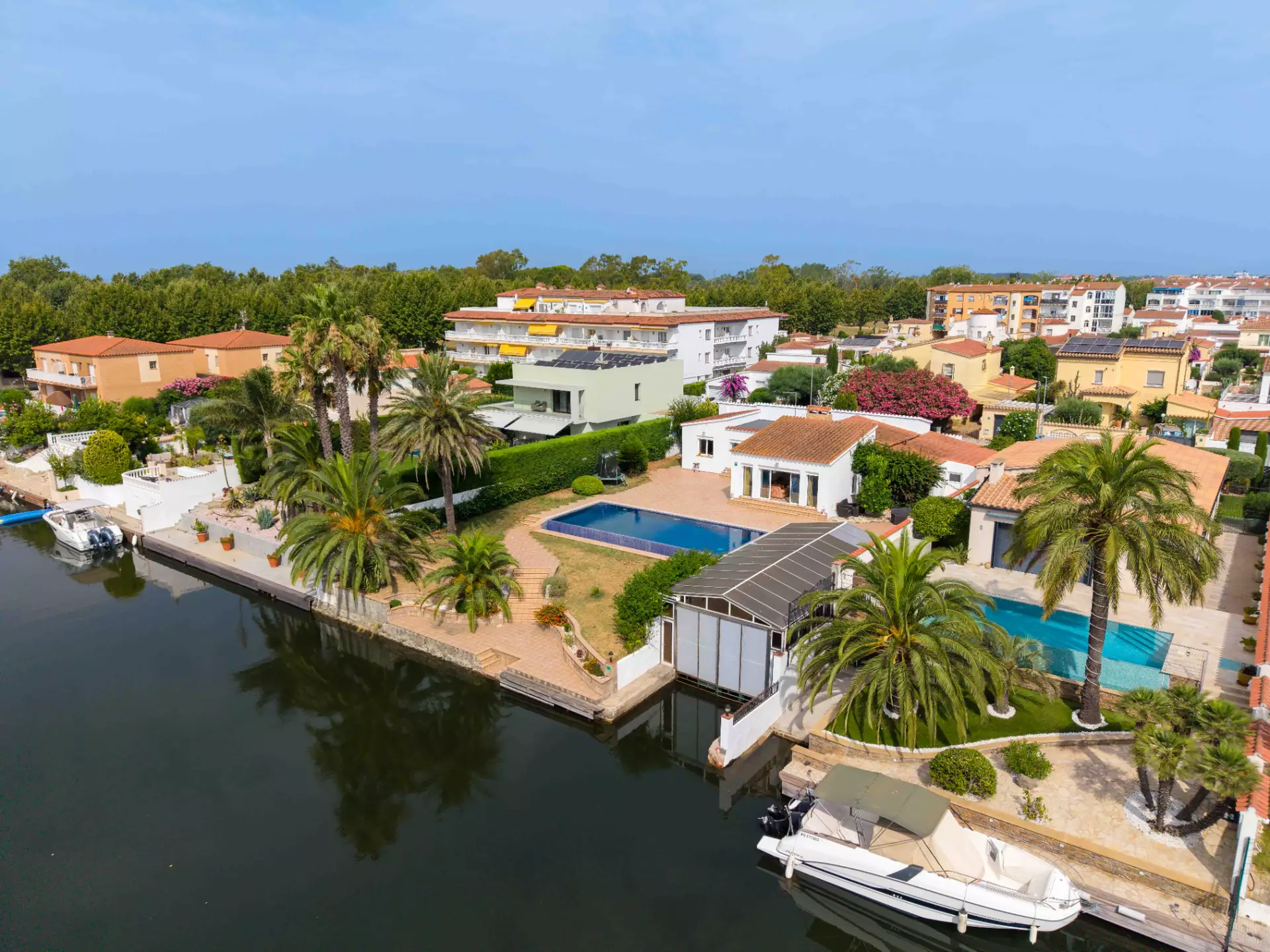 Casa amb dos amarratges i gran garatge a Empuriabrava