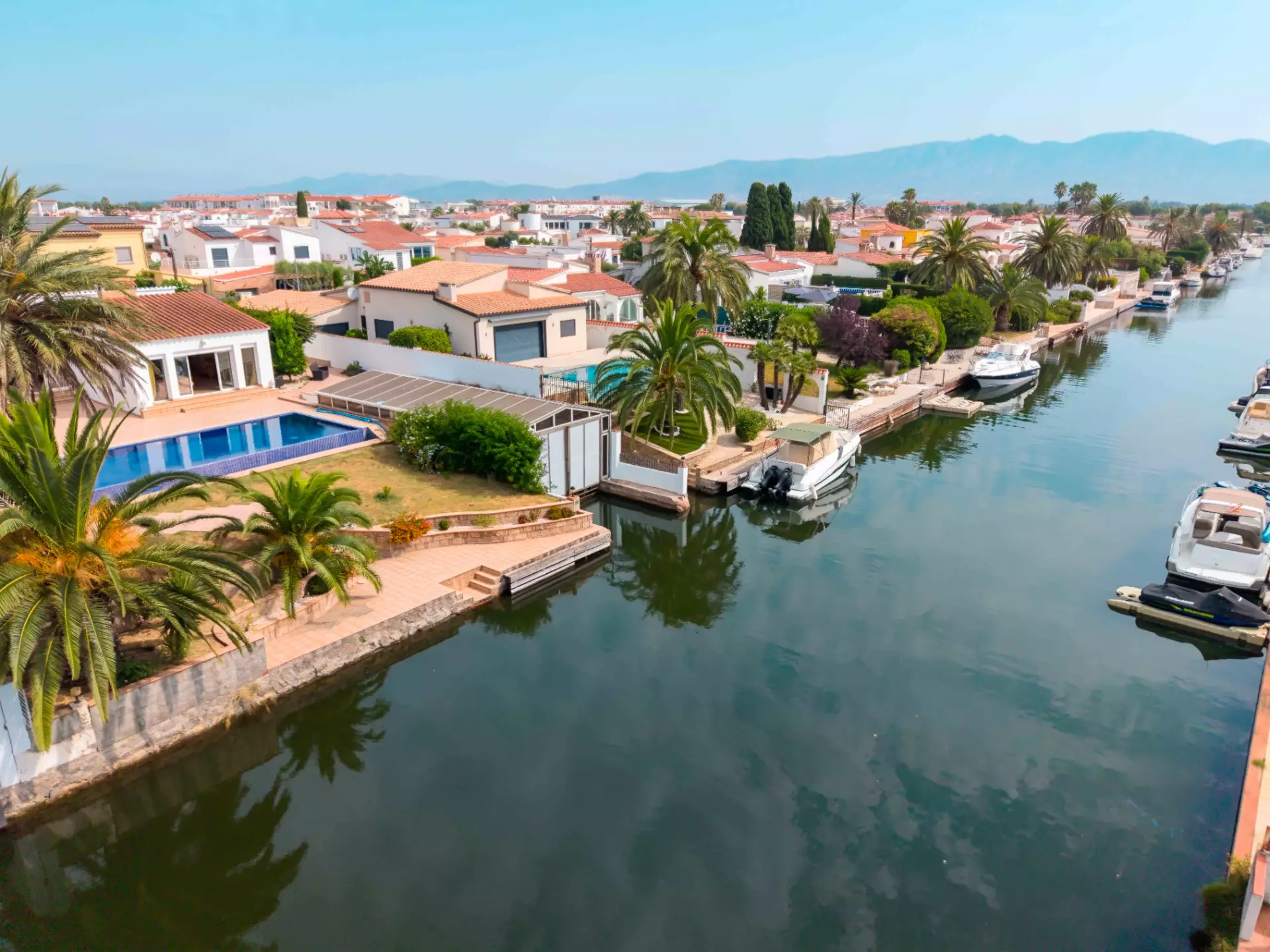 Casa amb dos amarratges i gran garatge a Empuriabrava
