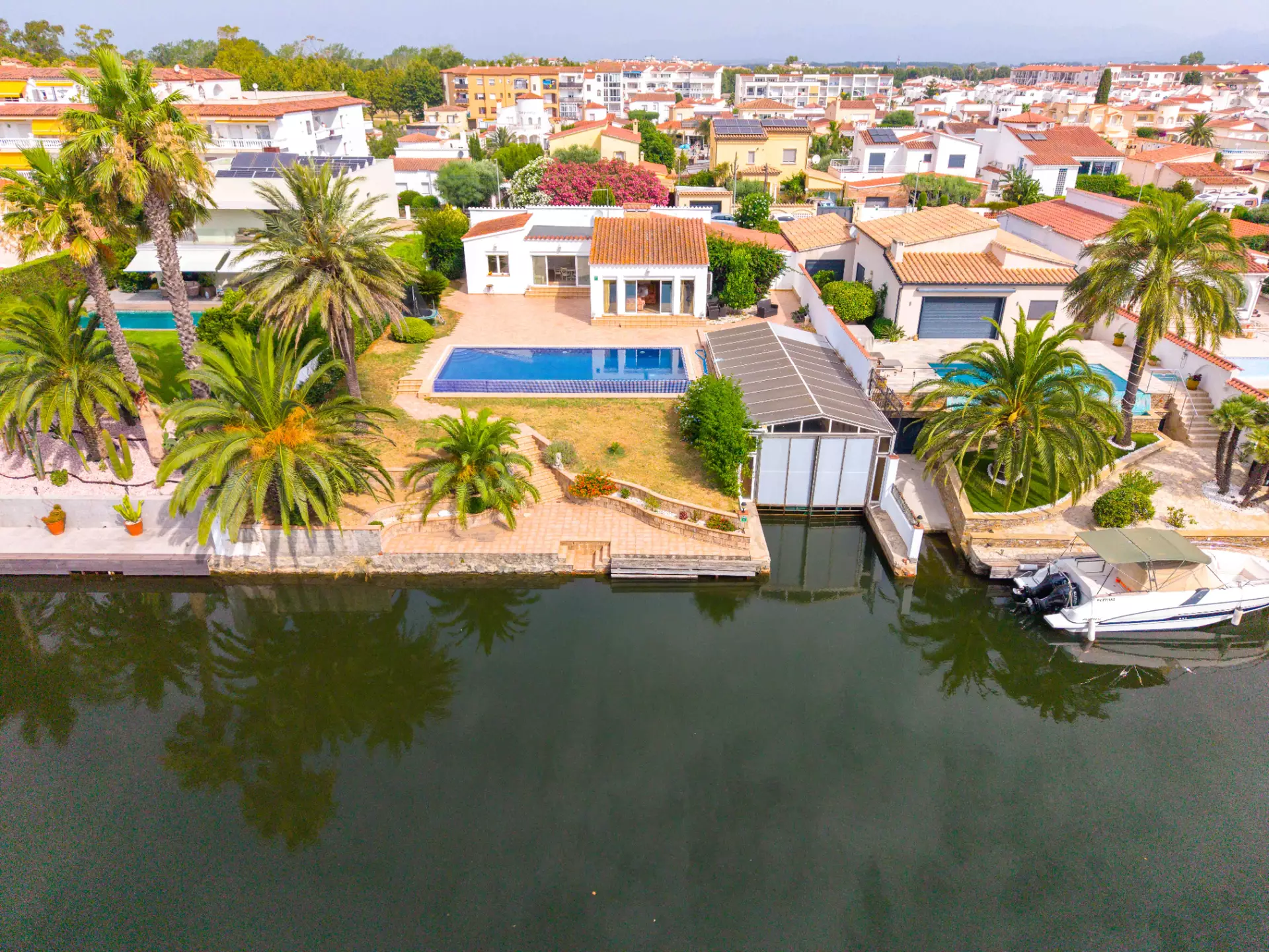 Casa amb dos amarratges i gran garatge a Empuriabrava
