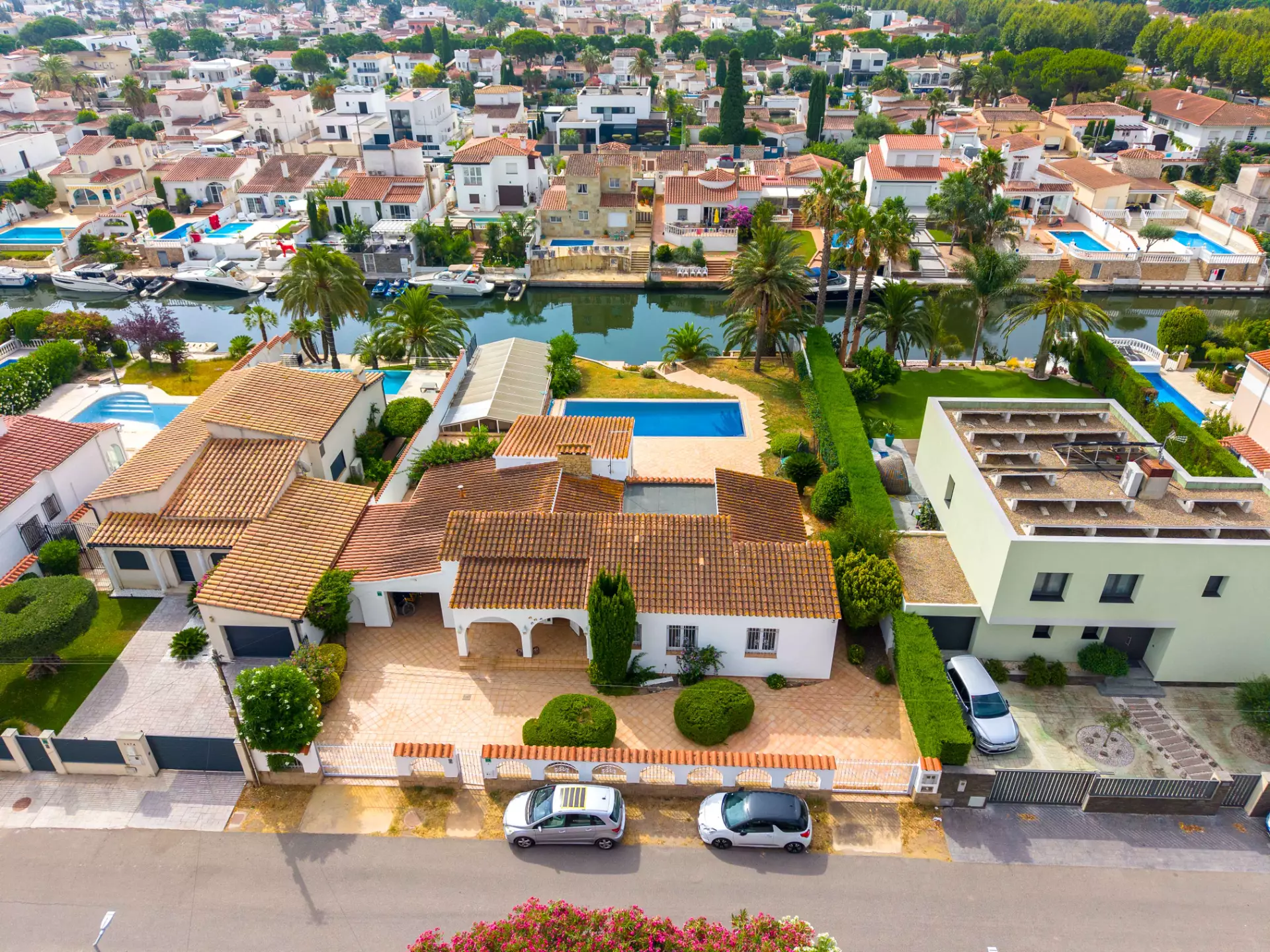 Casa amb dos amarratges i gran garatge a Empuriabrava