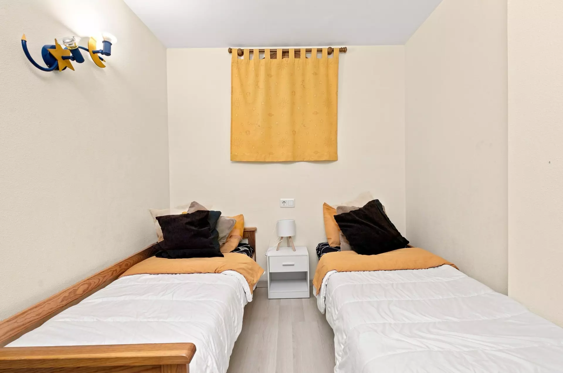 Renovierte Wohnung mit Terrasse, Pool, Touristenlizenz in Roses
