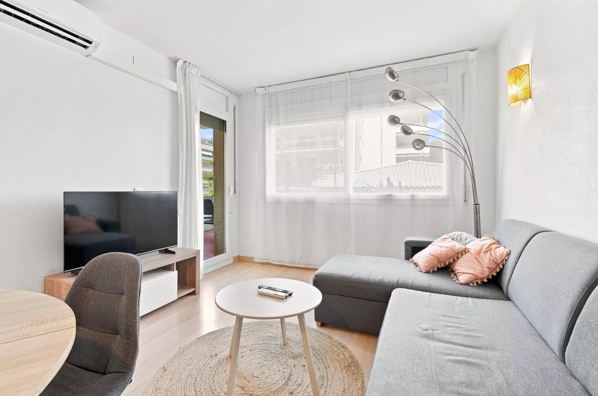 Renovierte Wohnung mit Terrasse, Pool, Touristenlizenz in Roses