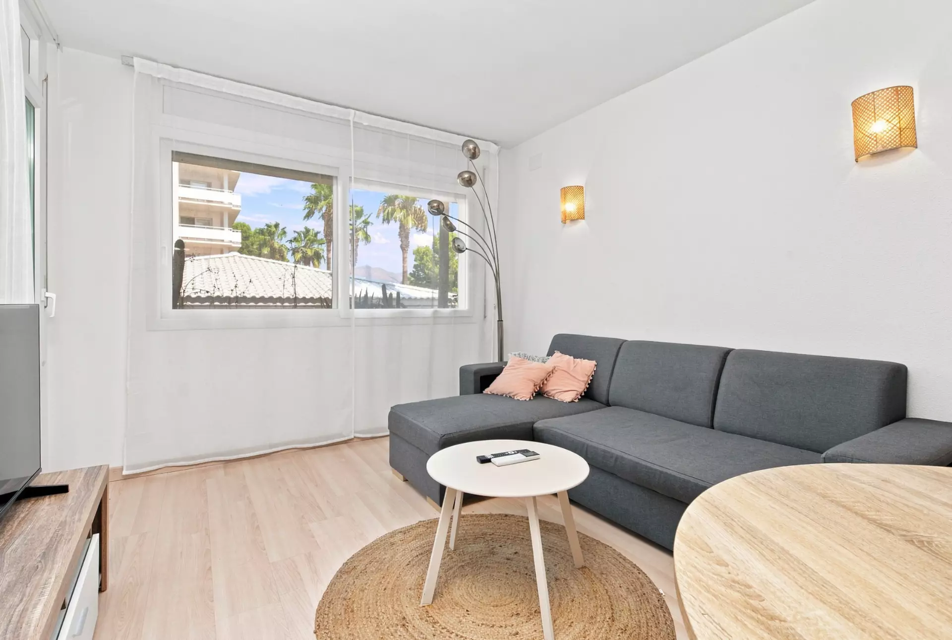 Renovierte Wohnung mit Terrasse, Pool, Touristenlizenz in Roses