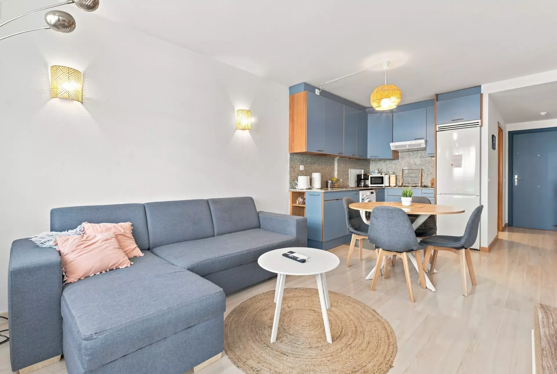 Renovierte Wohnung mit Terrasse, Pool, Touristenlizenz in Roses