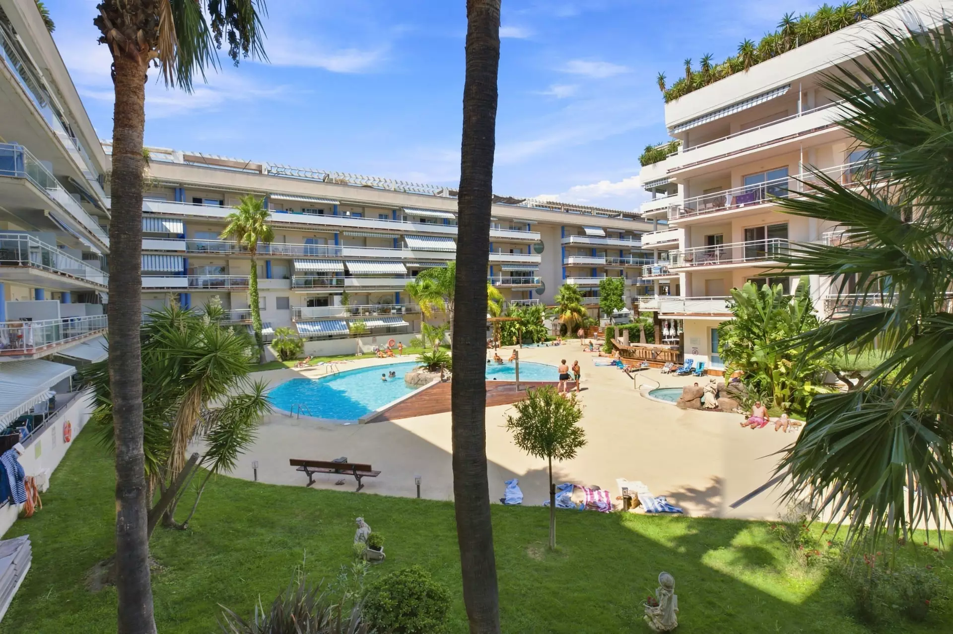 Renovierte Wohnung mit Terrasse, Pool, Touristenlizenz in Roses