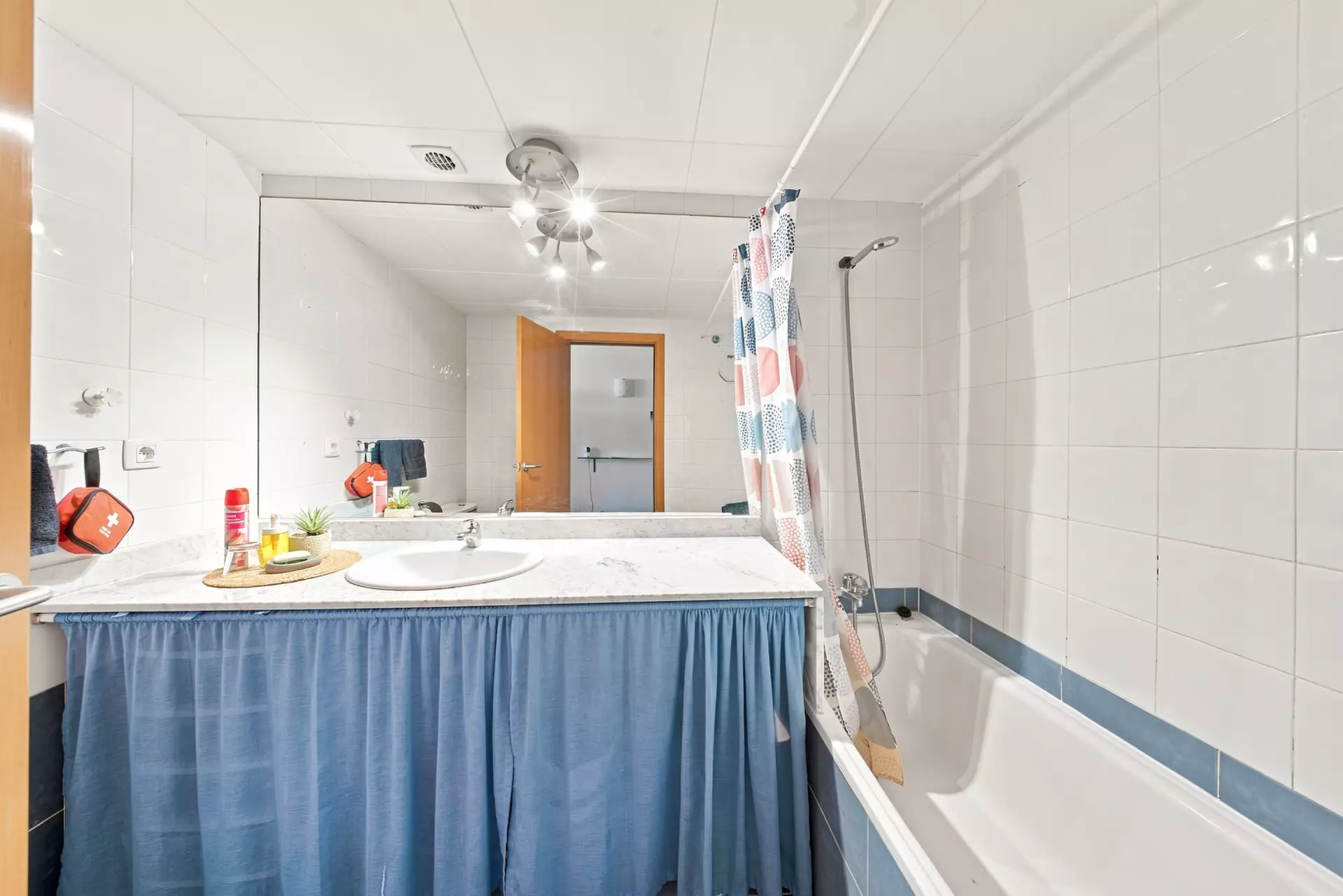 Renovierte Wohnung mit Terrasse, Pool, Touristenlizenz in Roses