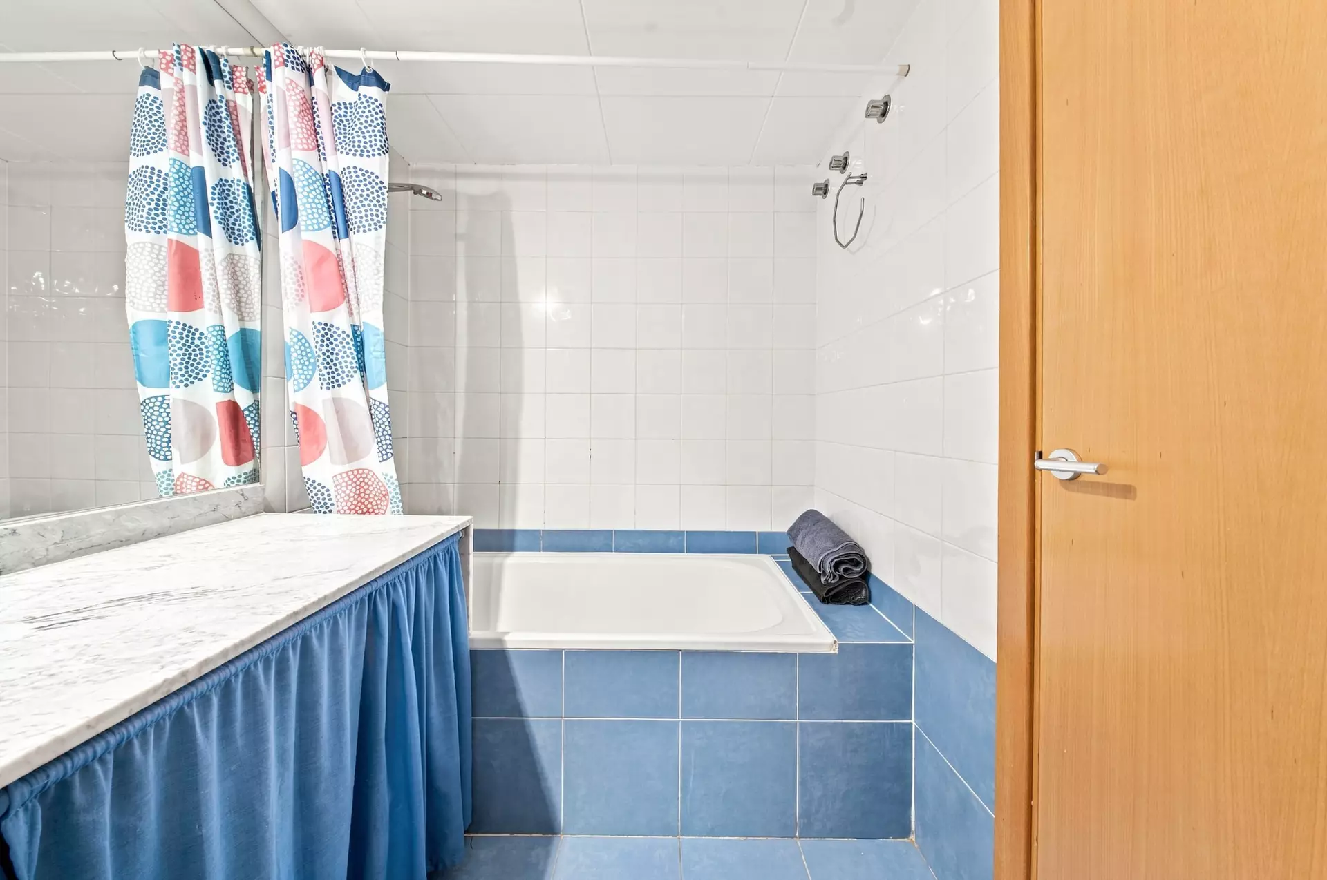 Renovierte Wohnung mit Terrasse, Pool, Touristenlizenz in Roses
