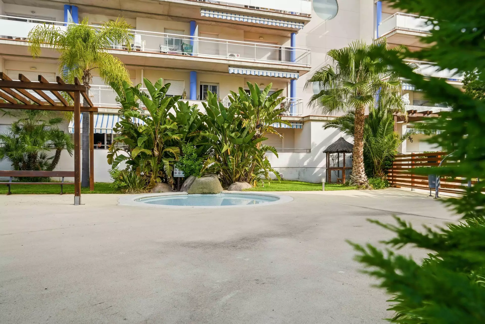 Renovierte Wohnung mit Terrasse, Pool, Touristenlizenz in Roses
