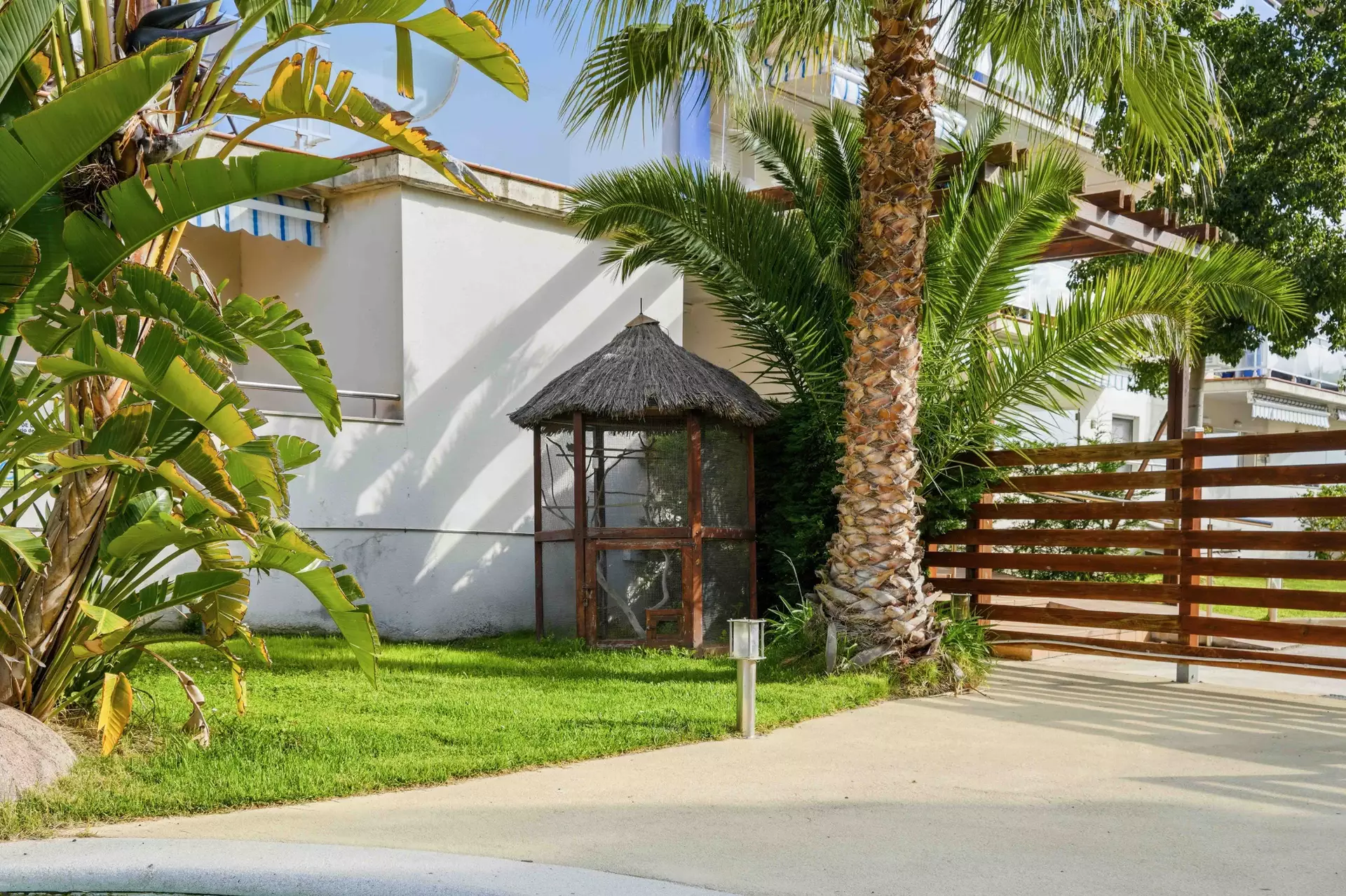Renovierte Wohnung mit Terrasse, Pool, Touristenlizenz in Roses