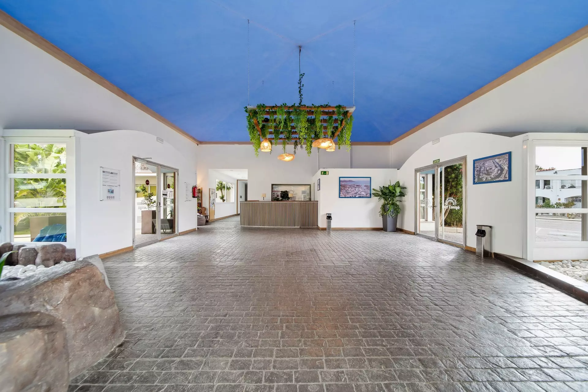 Renovierte Wohnung mit Terrasse, Pool, Touristenlizenz in Roses