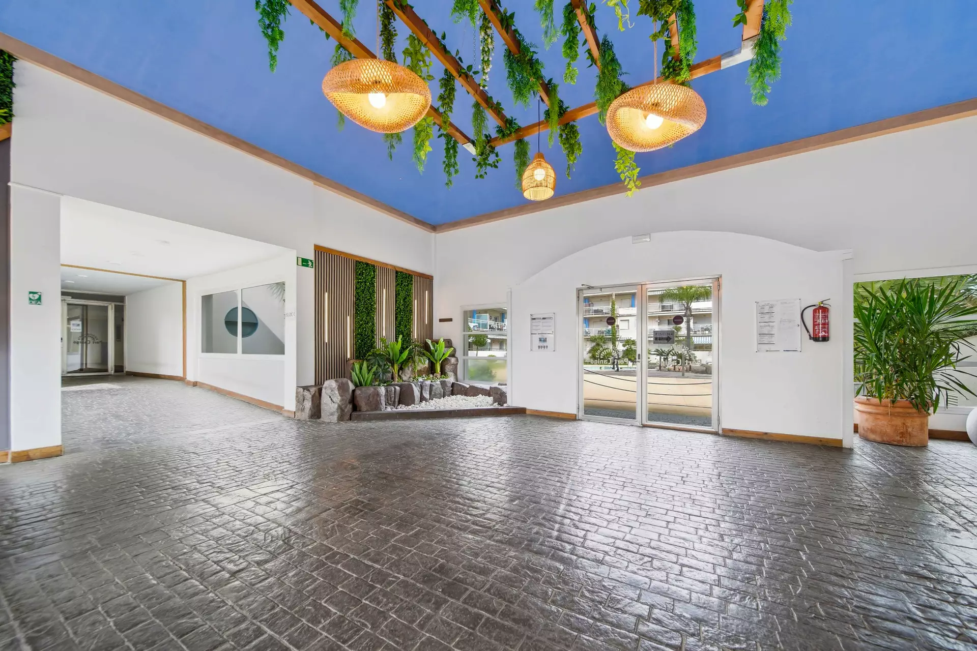 Renovierte Wohnung mit Terrasse, Pool, Touristenlizenz in Roses
