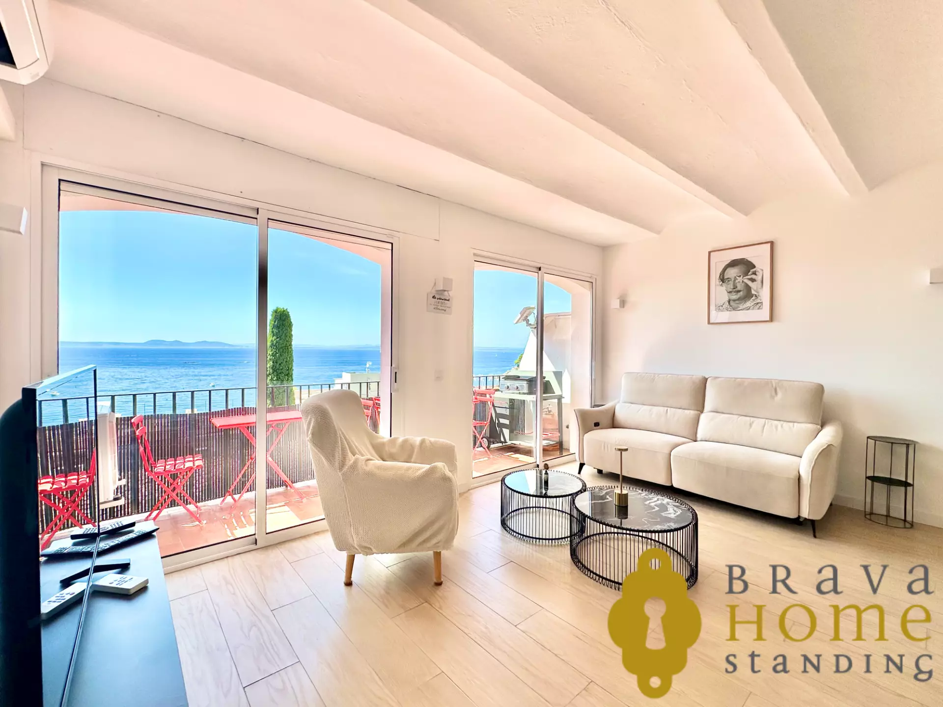Magnificent fully renovated apartment with sea view in Canyelles
