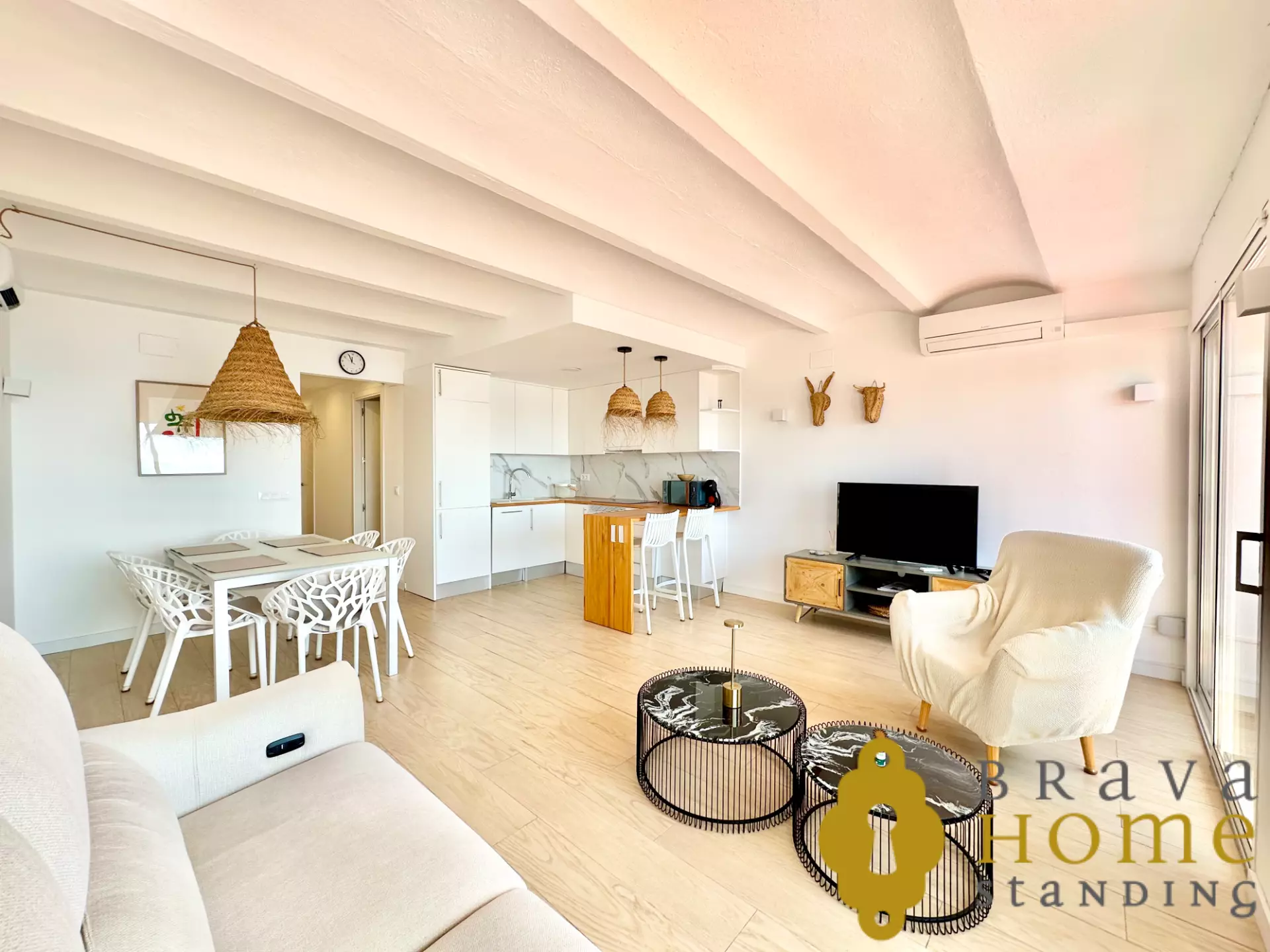 Magnificent fully renovated apartment with sea view in Canyelles