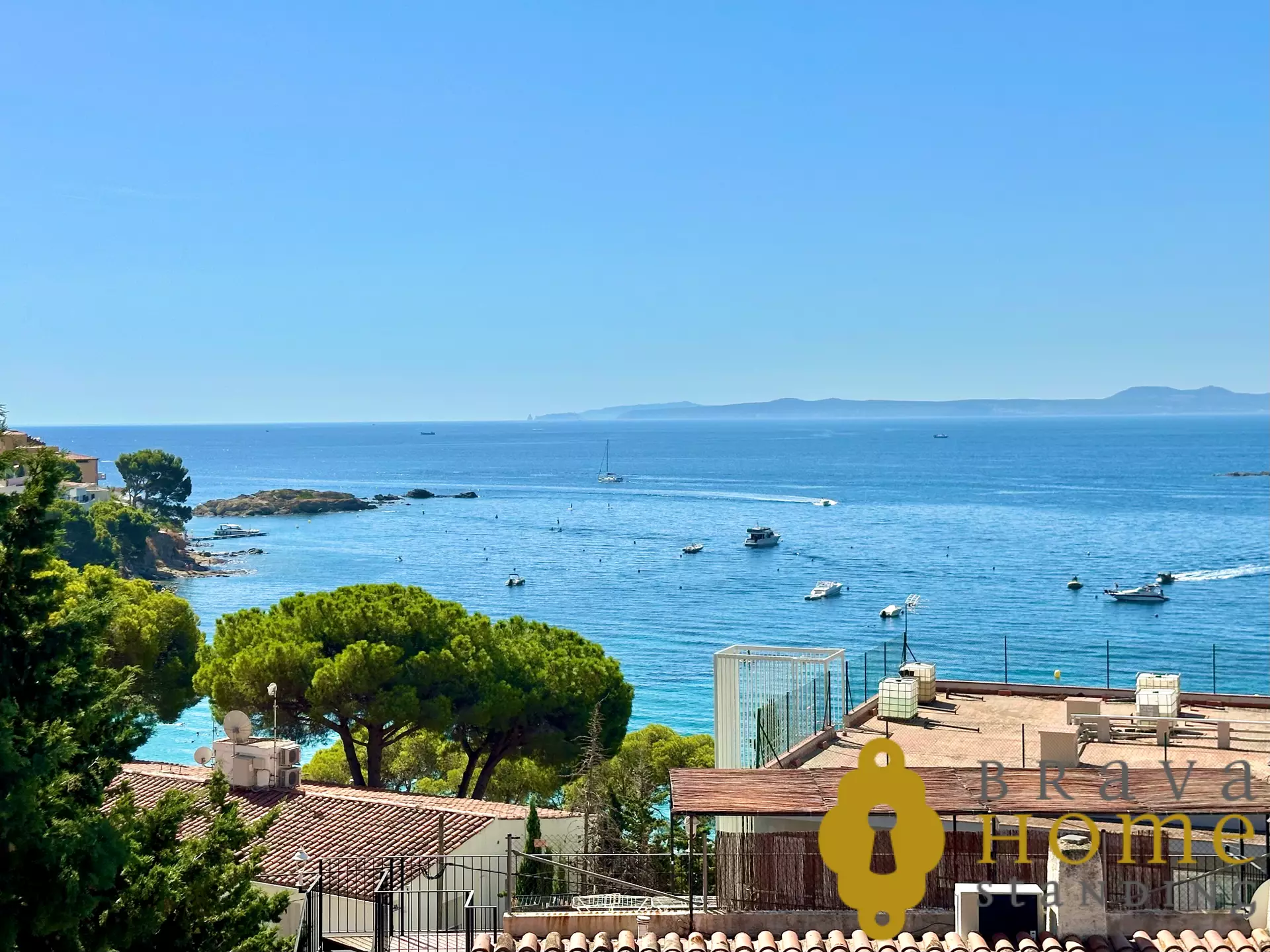 Magnificent fully renovated apartment with sea view in Canyelles