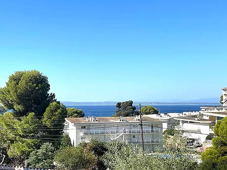 Pis amb terrassa i pàrquing a només 150 m de la Platja de l’Almadrava, Roses
