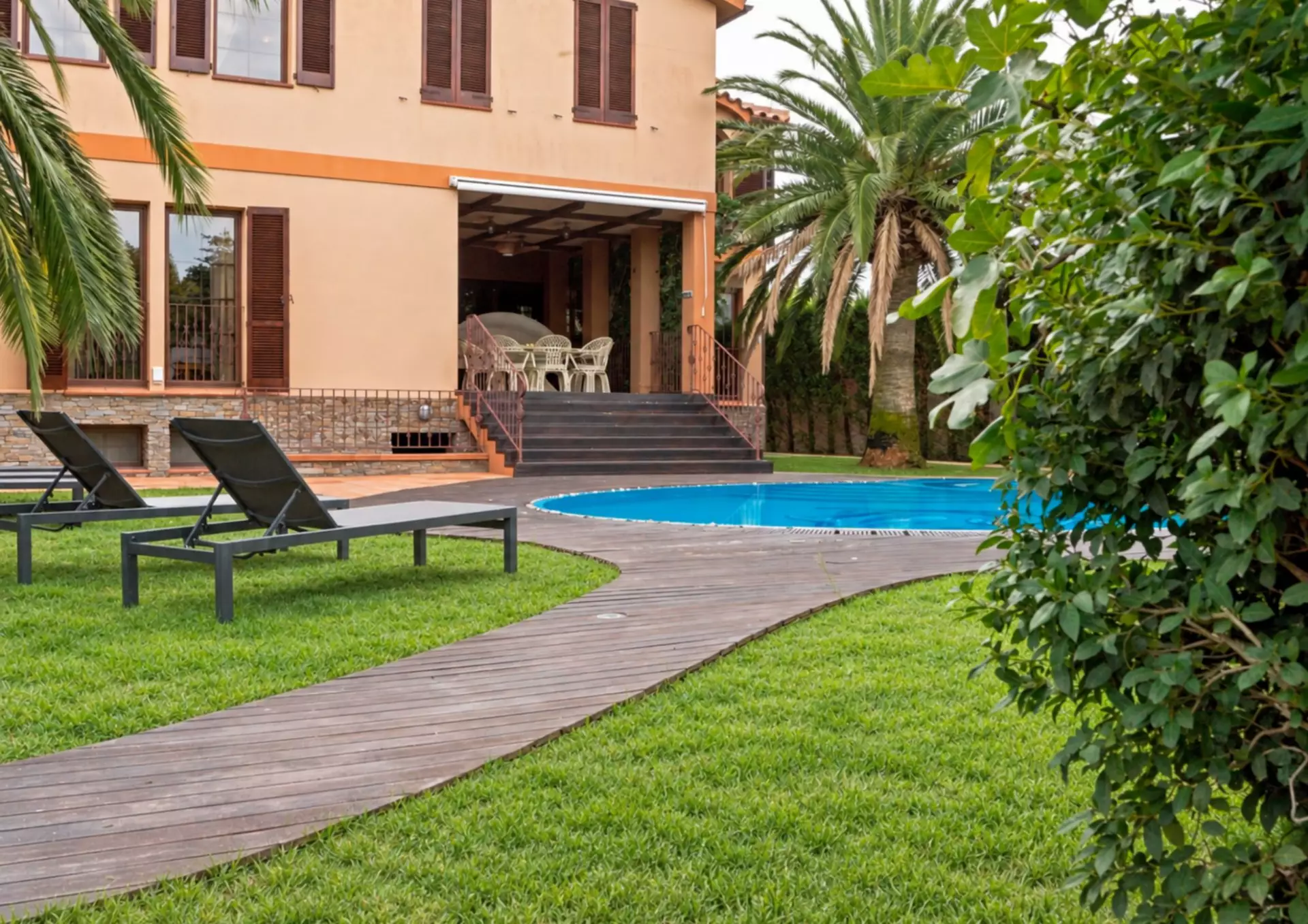 Luxury, Sea Views and High Returns: Exclusive Villa with 24 m Private Mooring
