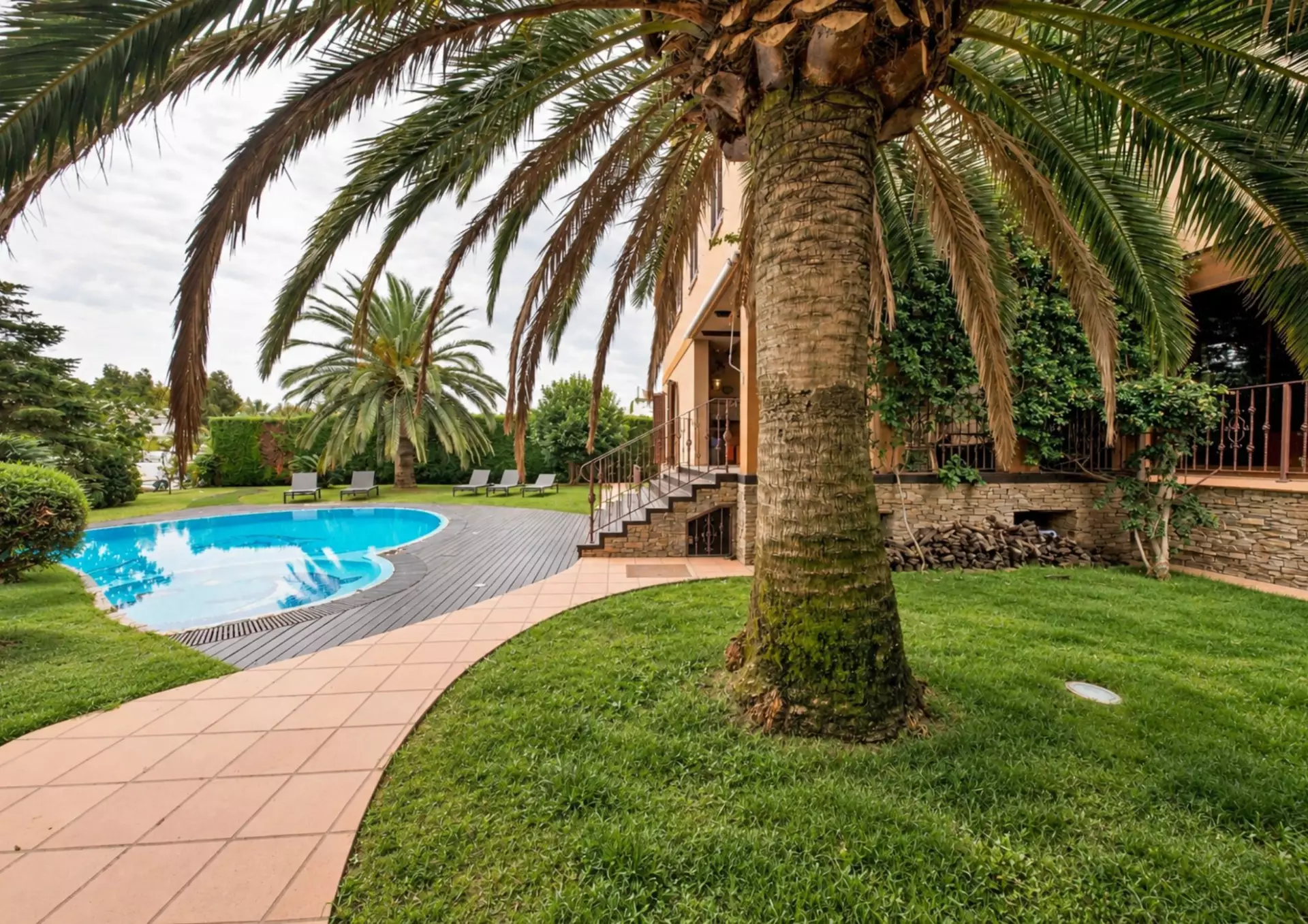 Luxury, Sea Views and High Returns: Exclusive Villa with 24 m Private Mooring