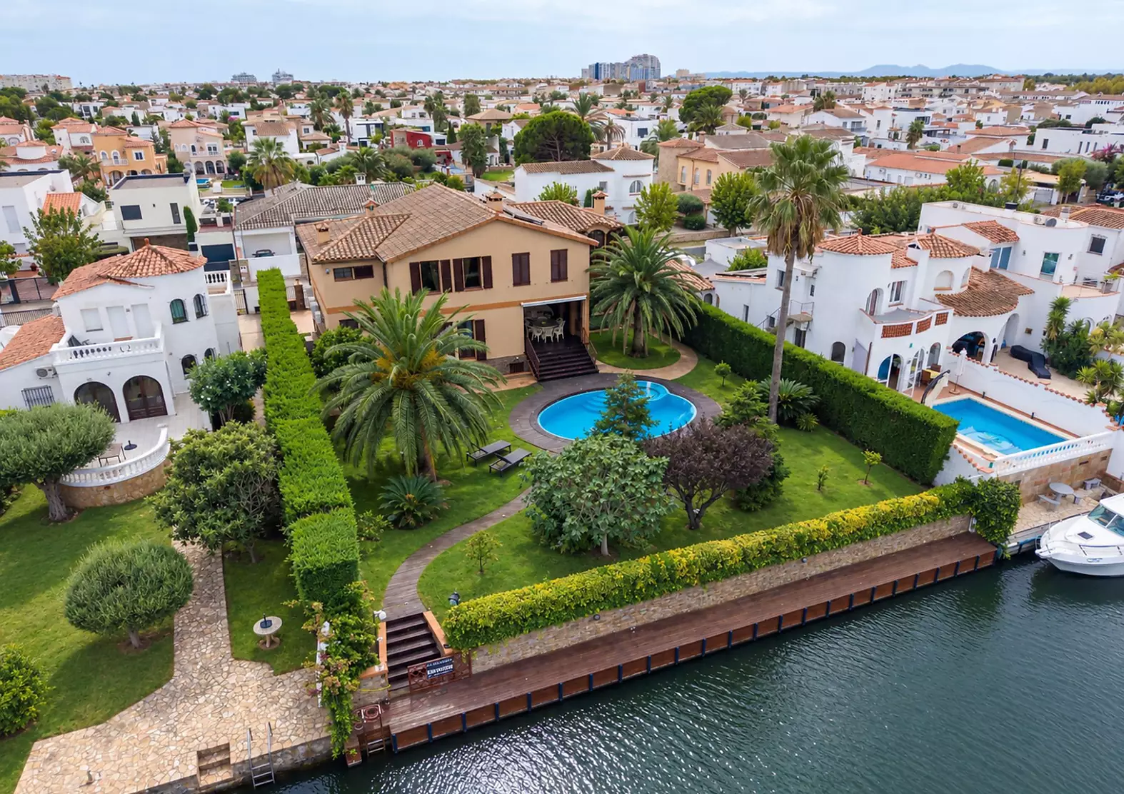 Lujo, Mar y Alta Rentabilidad: Villa Exclusiva con Amarre Privado de 24 m