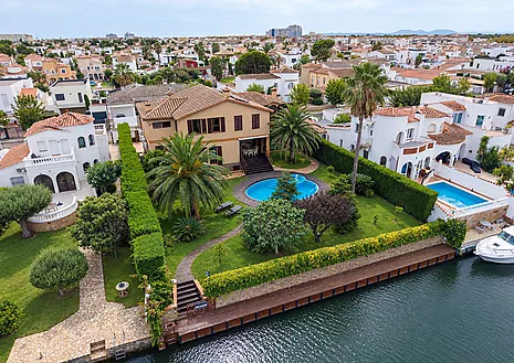 Luxury, Sea Views and High Returns: Exclusive Villa with 24 m Private Mooring