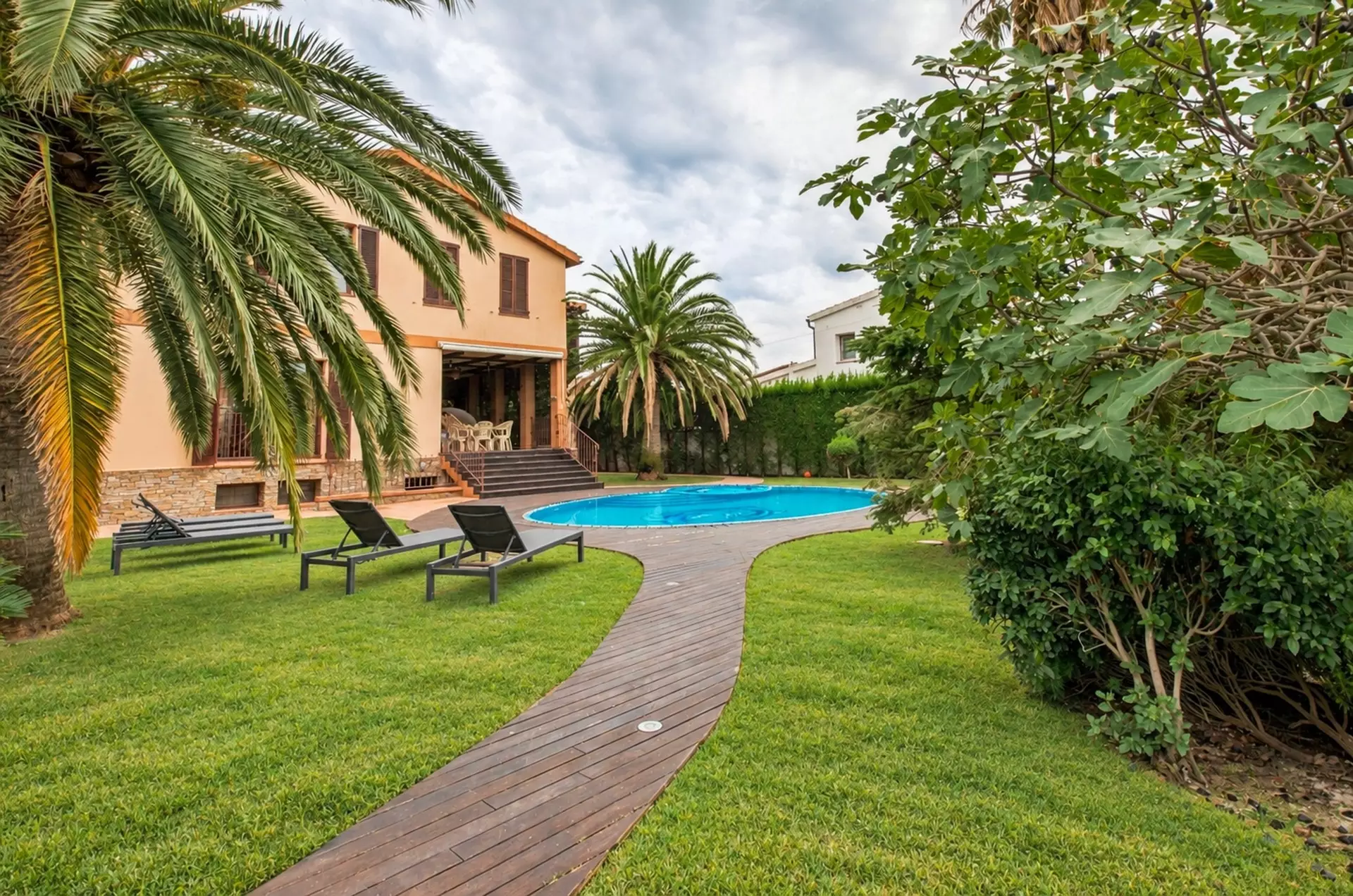 Luxury, Sea Views and High Returns: Exclusive Villa with 24 m Private Mooring