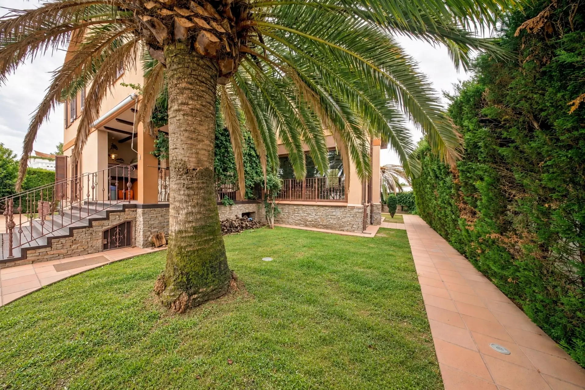 Luxury, Sea Views and High Returns: Exclusive Villa with 24 m Private Mooring